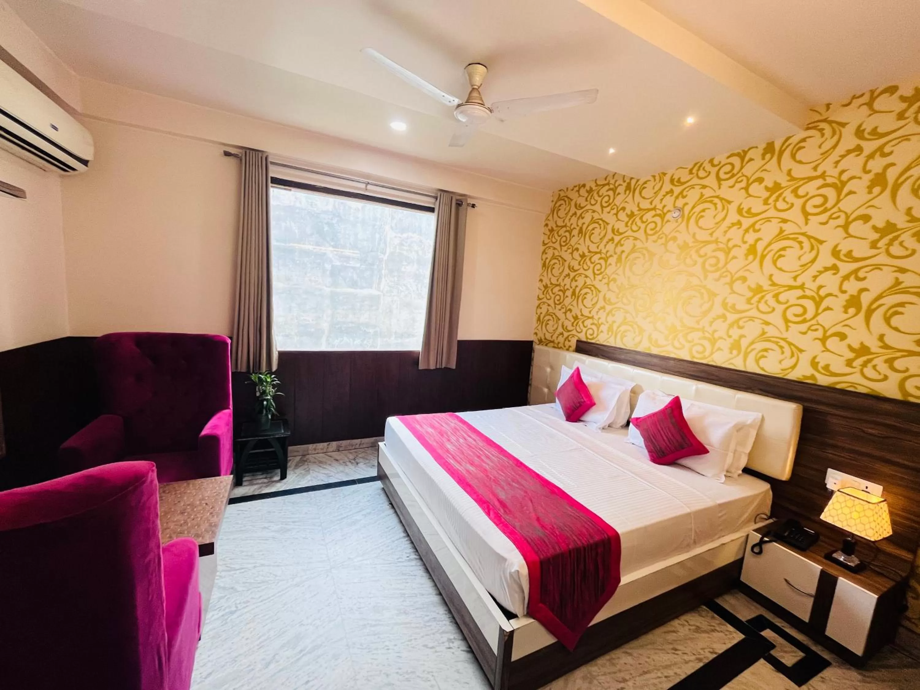 Bed in Hotel The Leaf - Gomti Nagar Lucknow