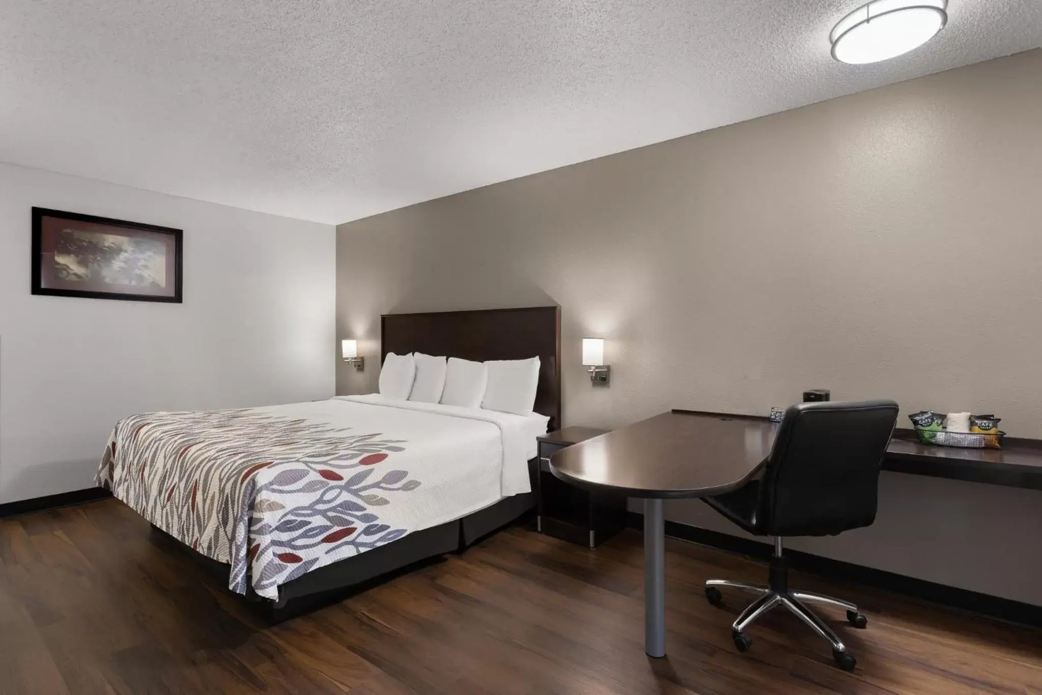 Bedroom, Bed in Red Roof Inn & Suites Savannah Airport