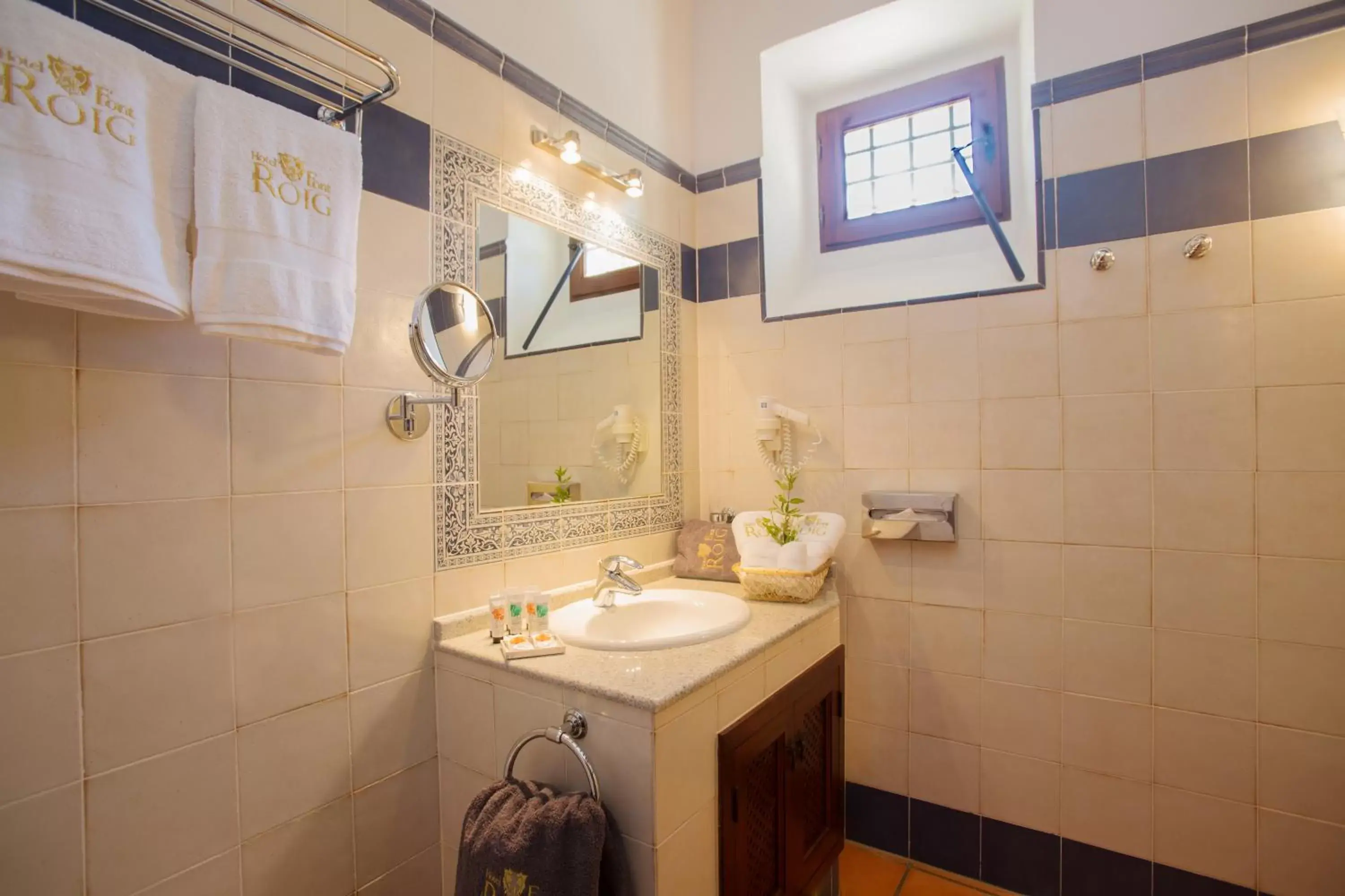 Shower, Bathroom in Casa Font i Roig