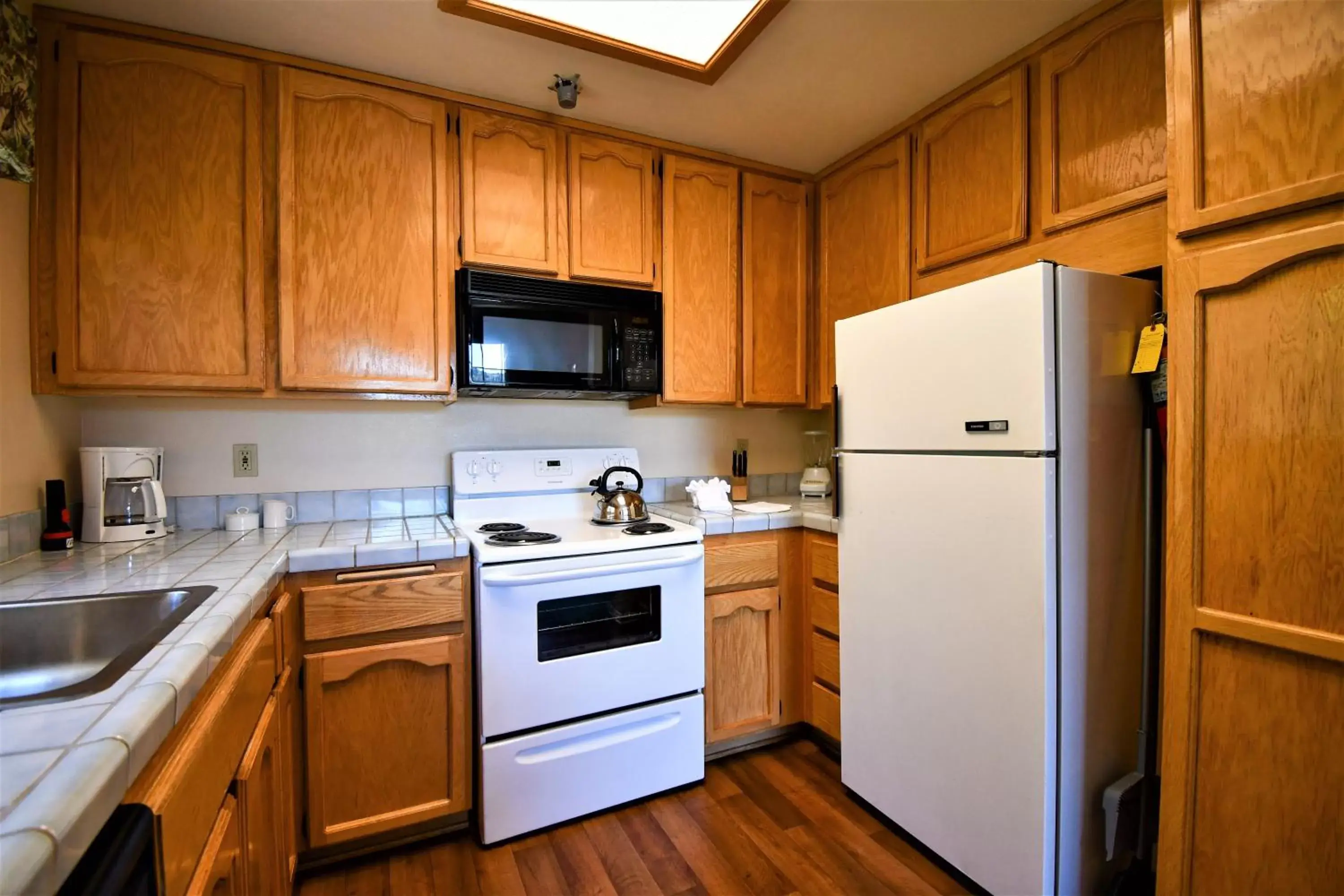 Kitchen or kitchenette, Kitchen/Kitchenette in North Bay At Lake Arrowhead