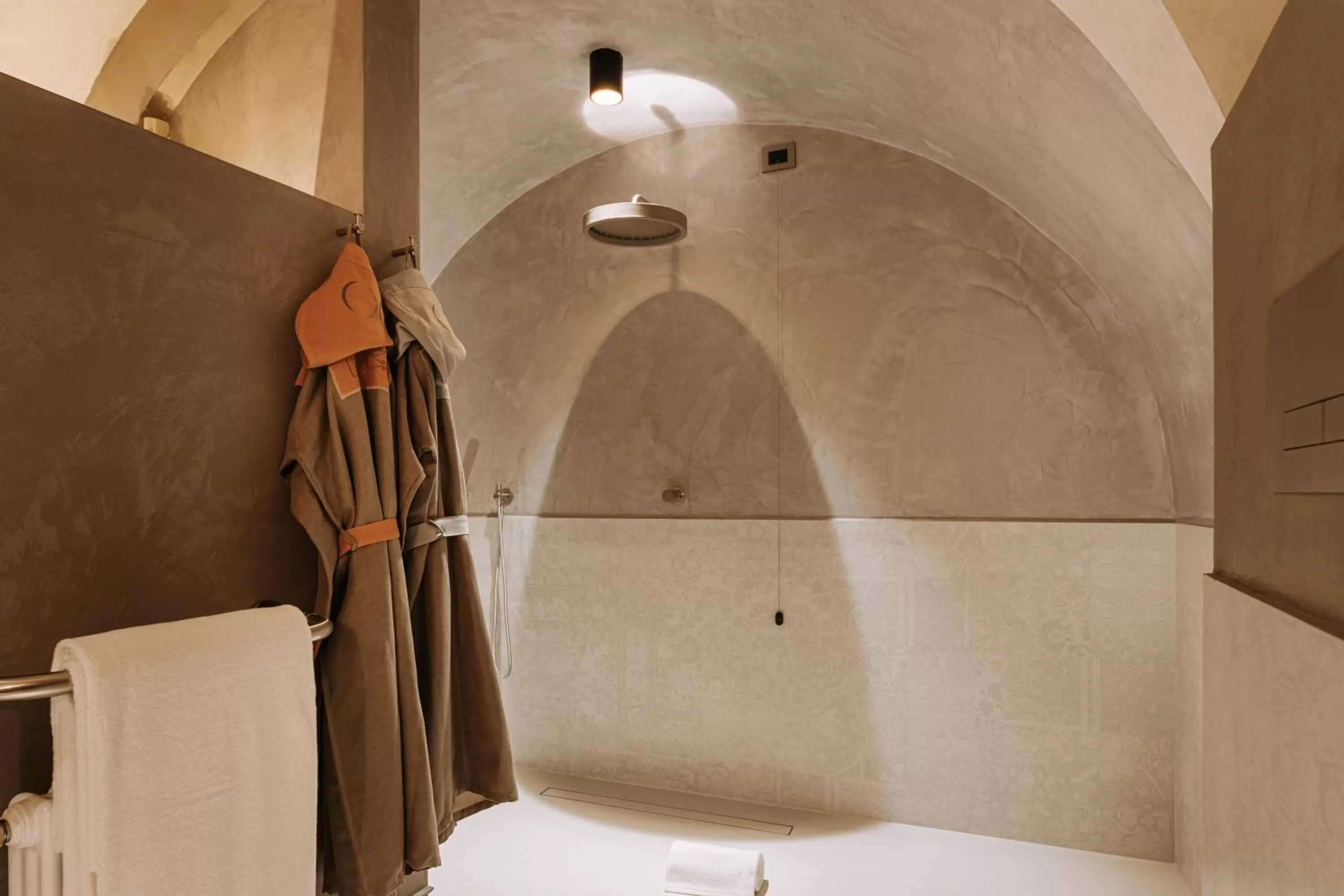 Shower, Bed in Paragon 700 Boutique Hotel & SPA