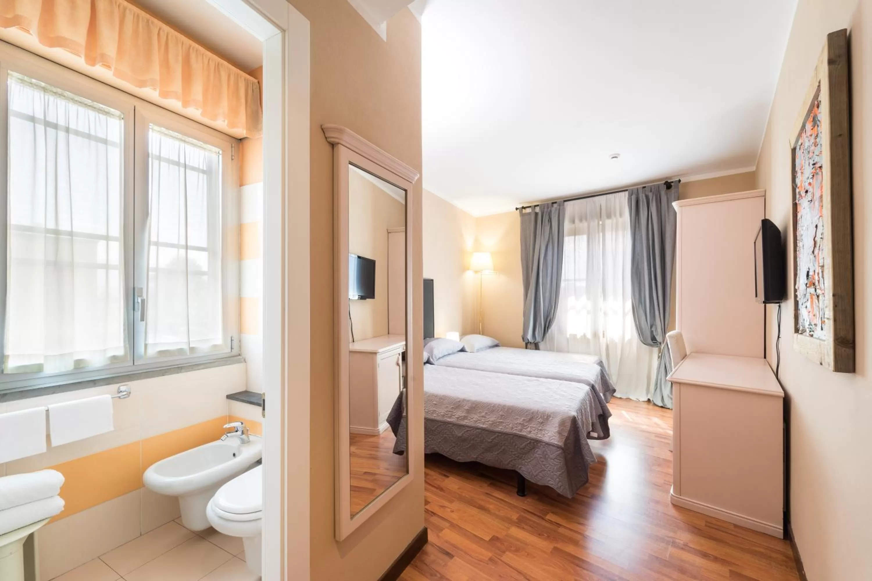 Bathroom, Bed in Hotel Bernardino