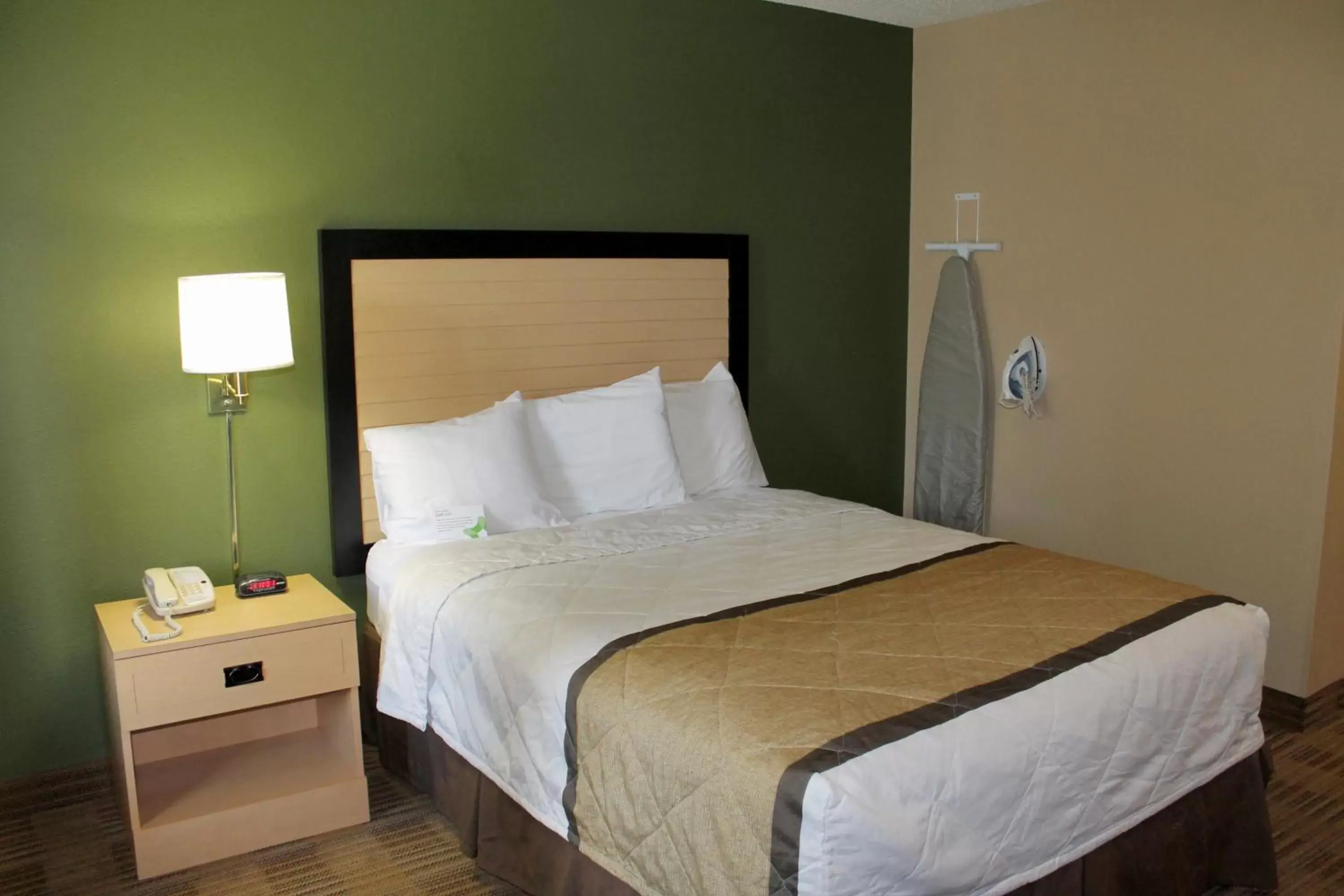 Bed in Extended Stay America Suites - Houston - The Woodlands