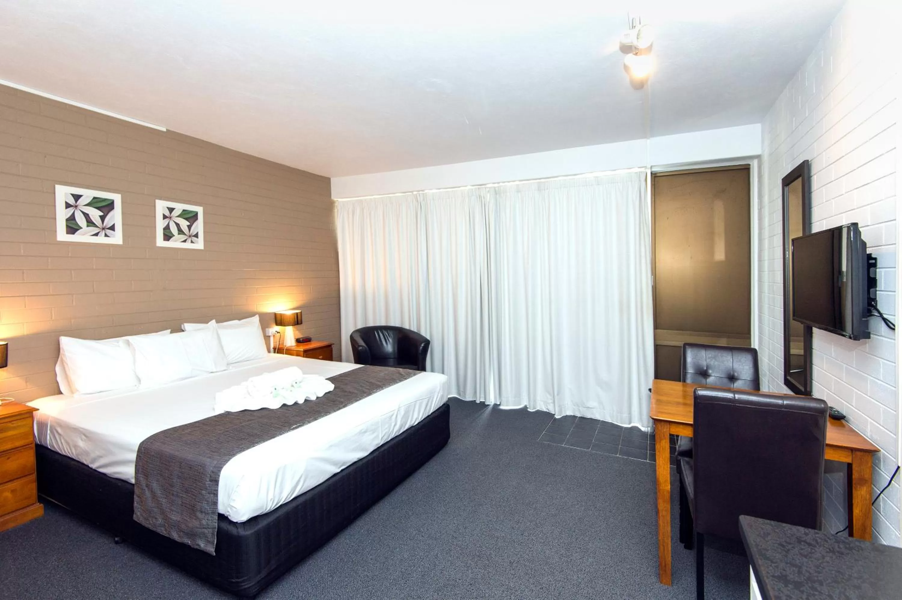 Photo of the whole room, Bed in Mid City Motor Inn