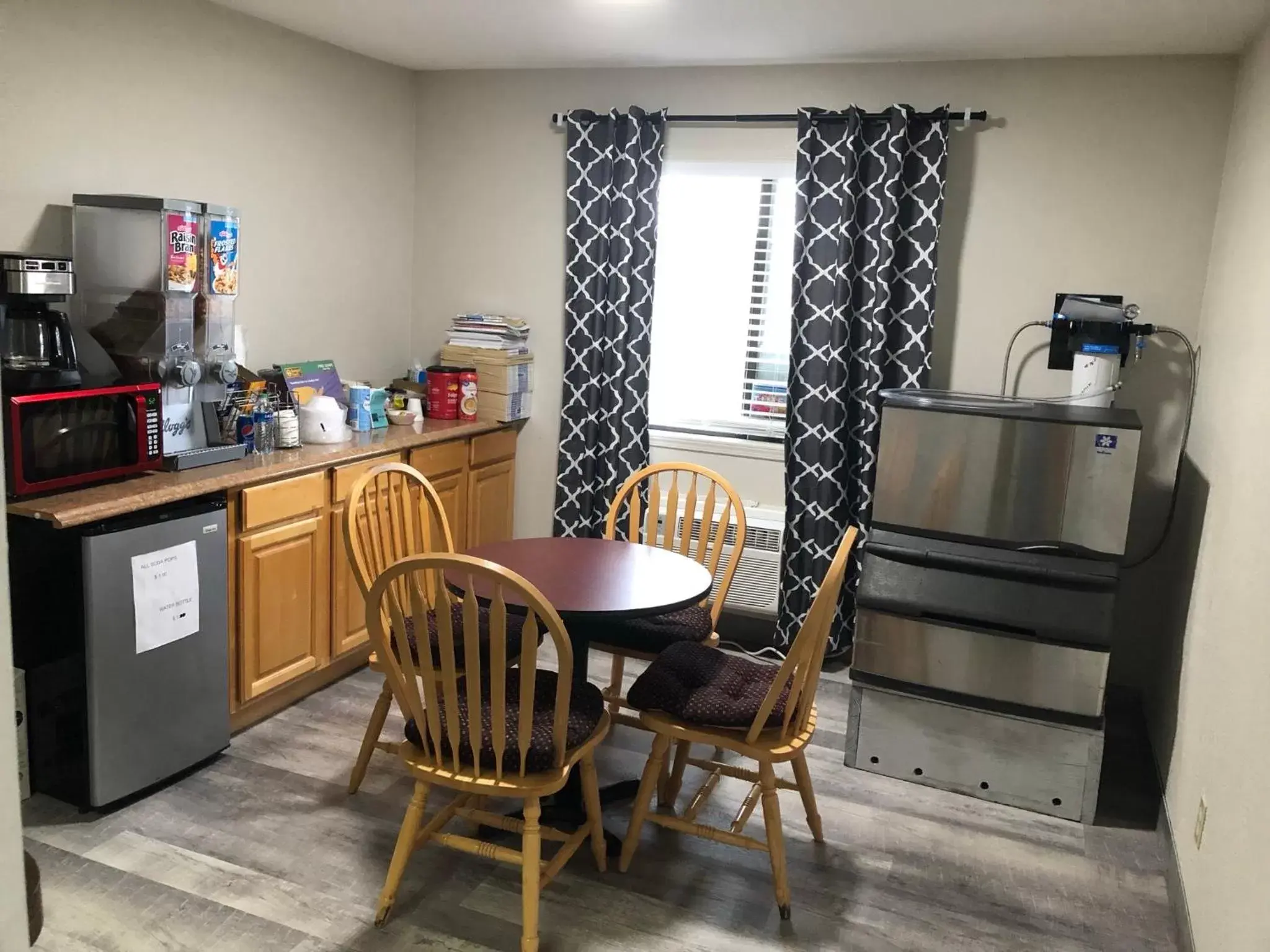 Coffee/tea facilities, Kitchen/Kitchenette in Budget Host Inn