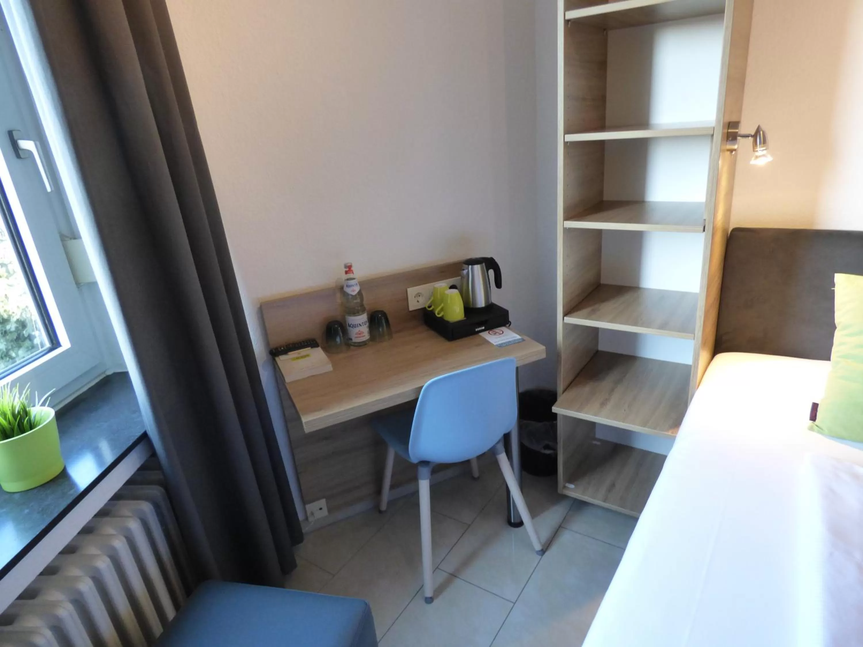 Coffee/tea facilities, Bed in Hotel Art Inn Dinslaken