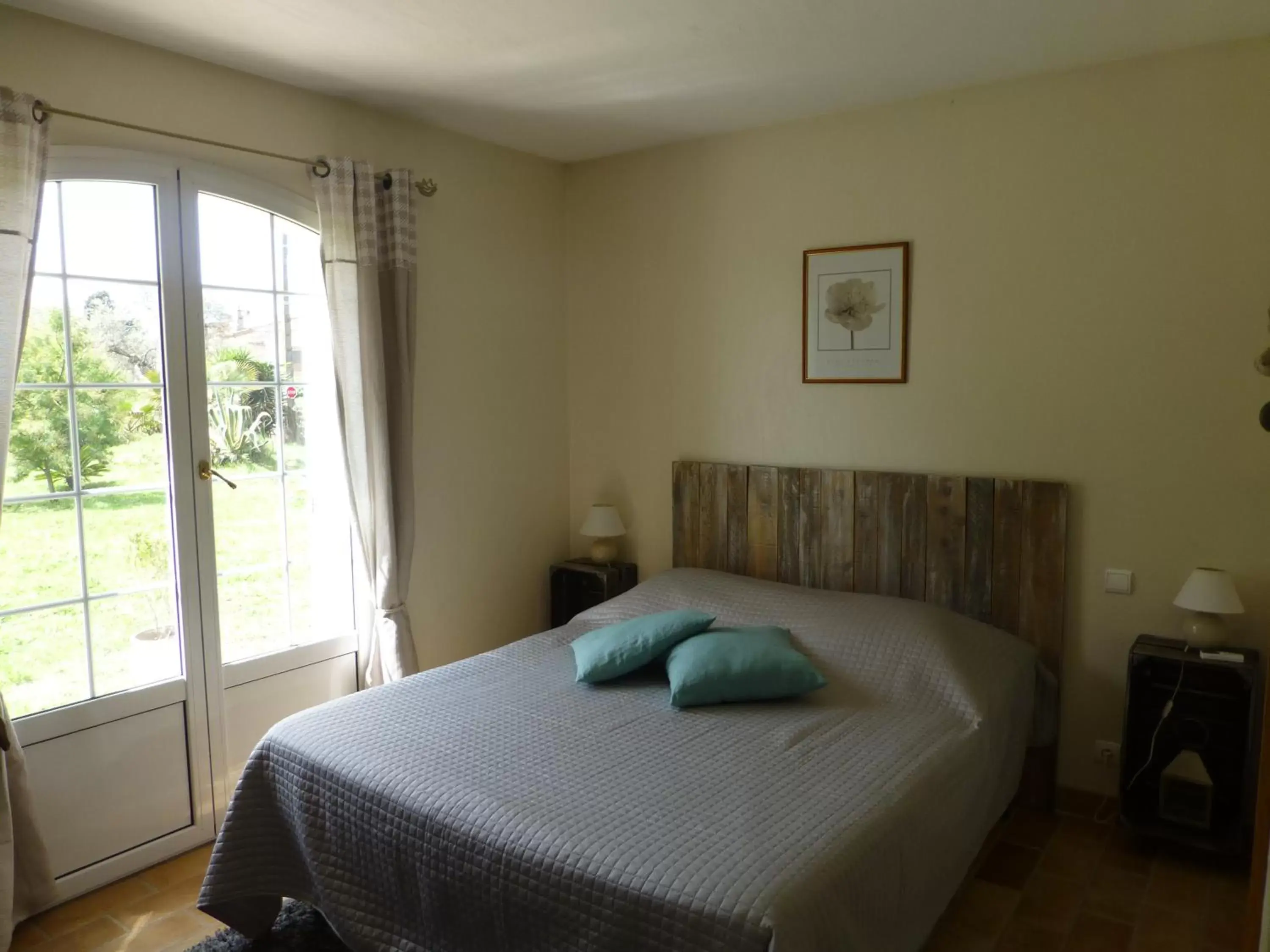 Bed in Chambre d'hôtes "La Bastide des Eucalyptus"