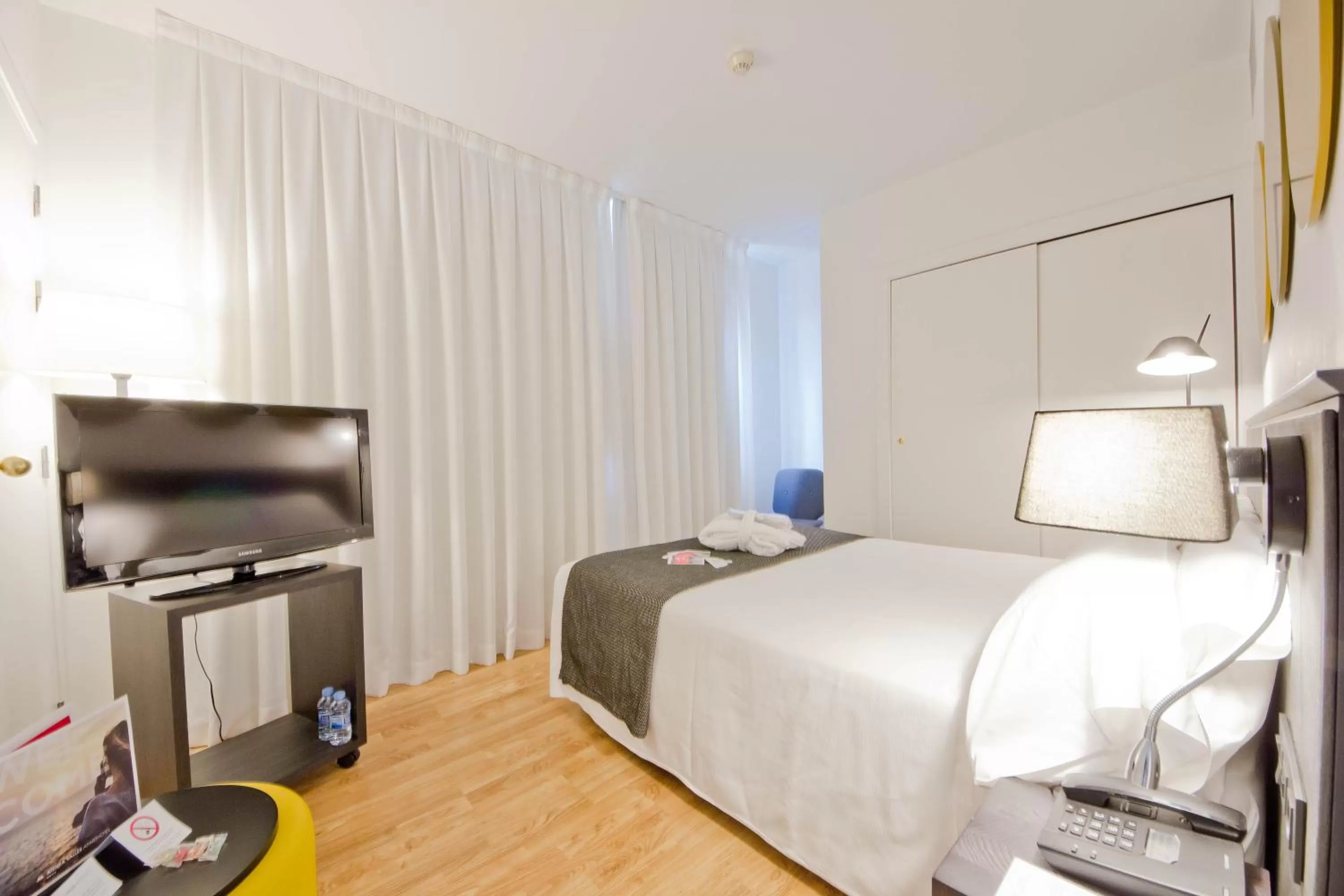 Communal lounge/ TV room, Bed in Aparthotel Atenea Valles