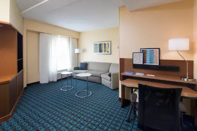 Living room, TV/Entertainment Center in Fairfield Inn & Suites by Marriott Newark Liberty International Airport