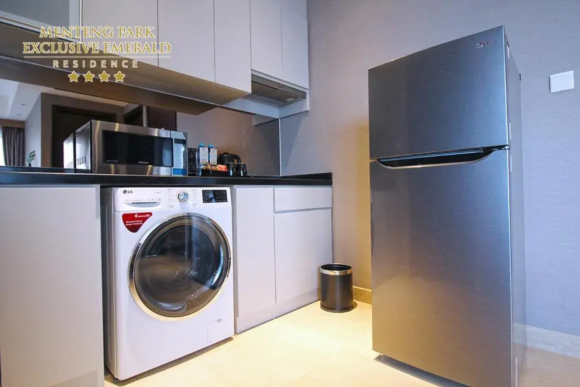 Kitchen/Kitchenette in Menteng Park Exclusive Emerald