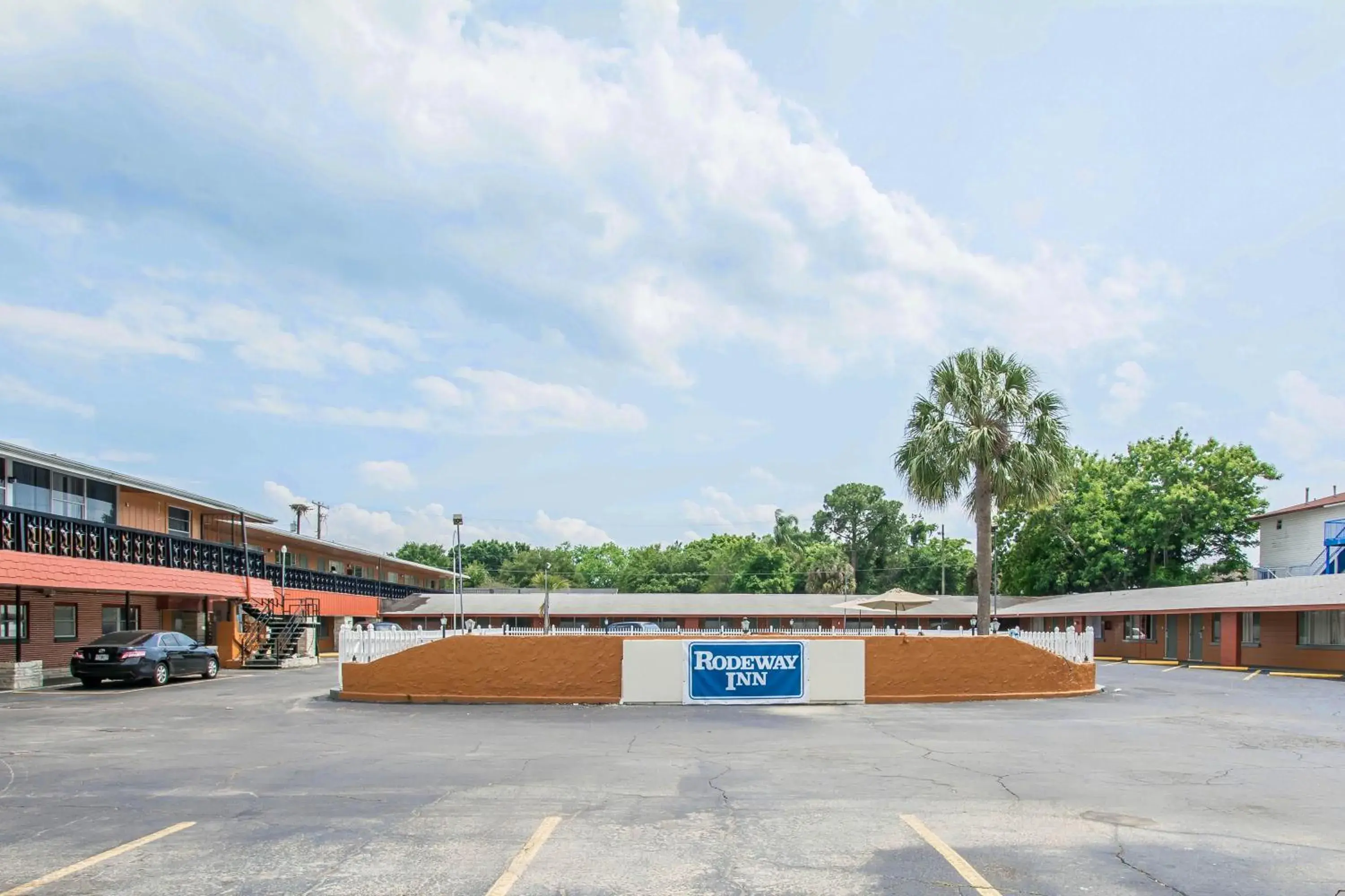 Facade/entrance in Rodeway Inn & Suites Winter Haven Chain of Lakes Facade/entrance in Rodeway Inn & Suites Winter Haven Chain of Lakes