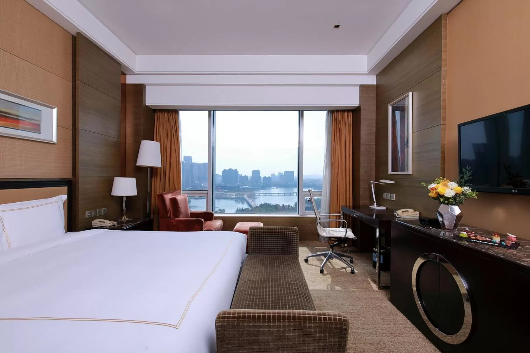 Photo of the whole room, Bed in Crowne Plaza Nanjing Jiangning by IHG