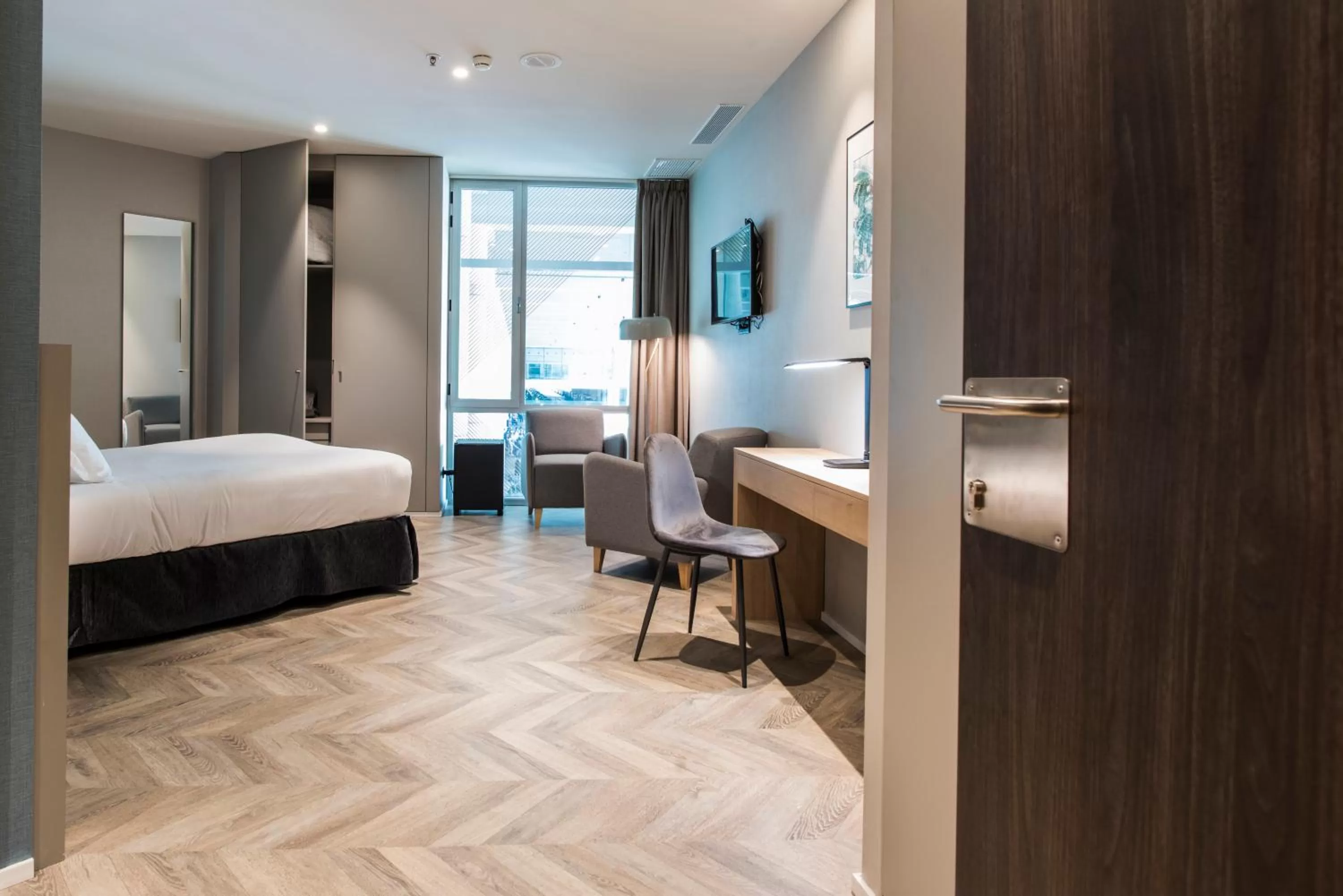 Photo of the whole room, Bed in Sleep&Fly