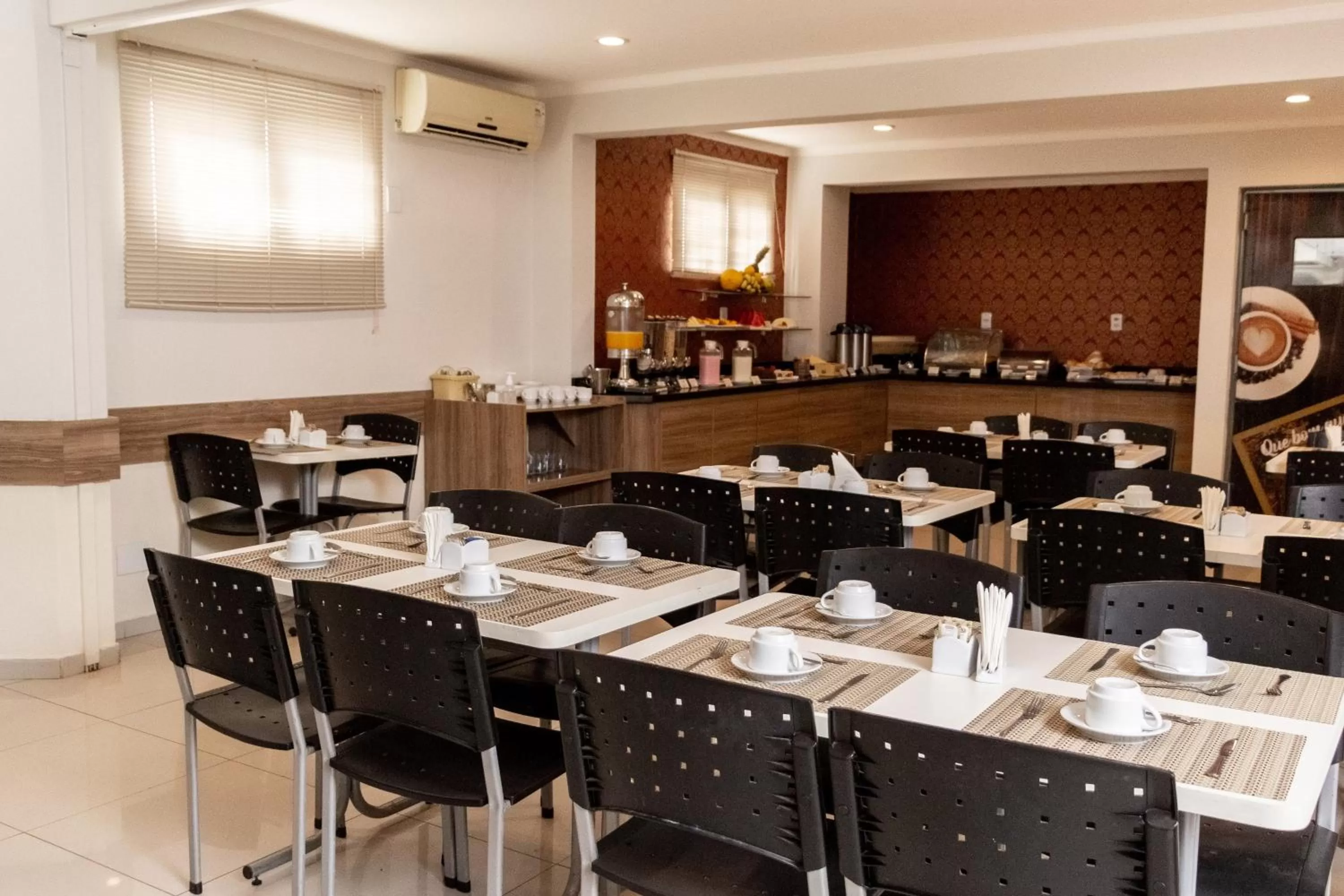 Restaurant/places to eat in Astor Hotel