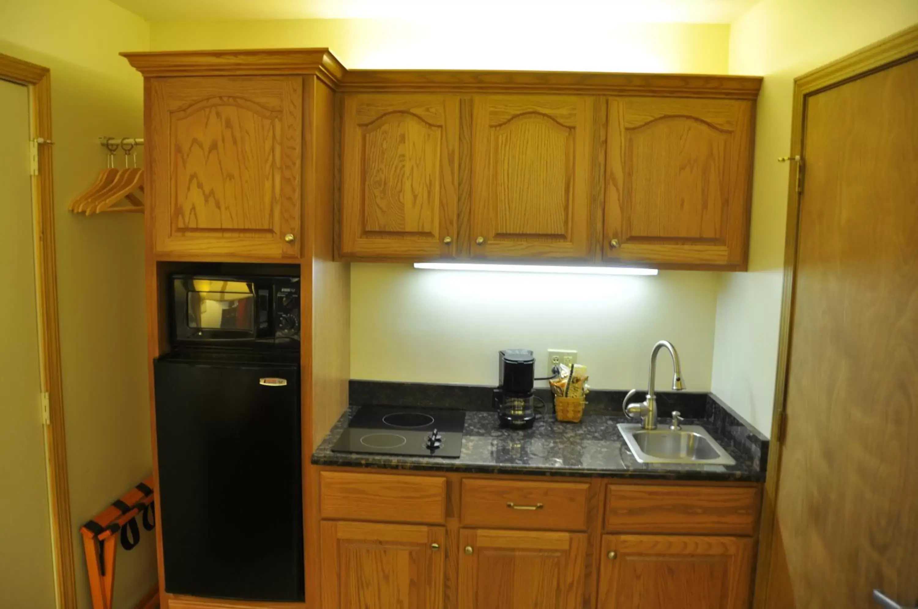 Kitchen or kitchenette, Kitchen/Kitchenette in Shepherd Mountain Inn & Suites