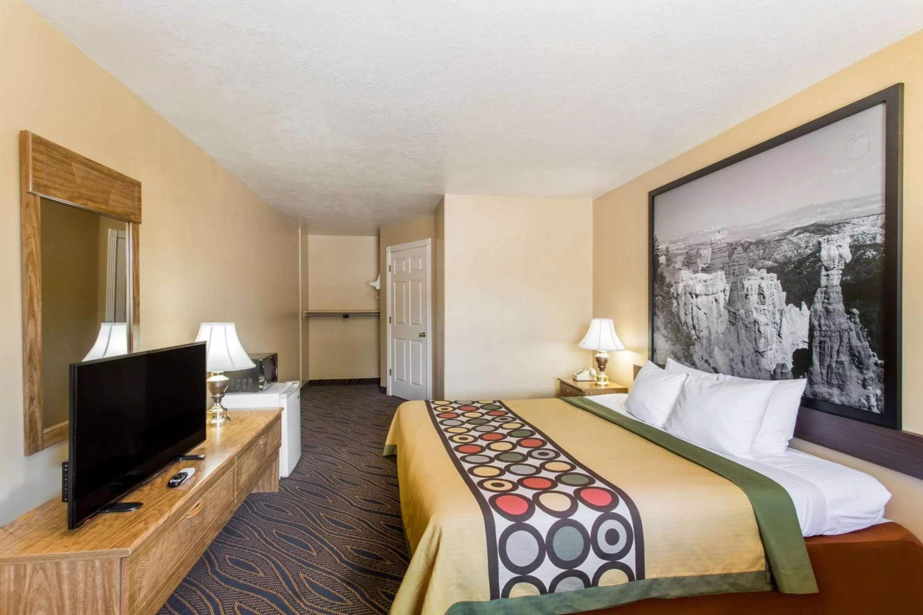 Photo of the whole room, Bed in Hotel Zion Inn, Zion National Park Area