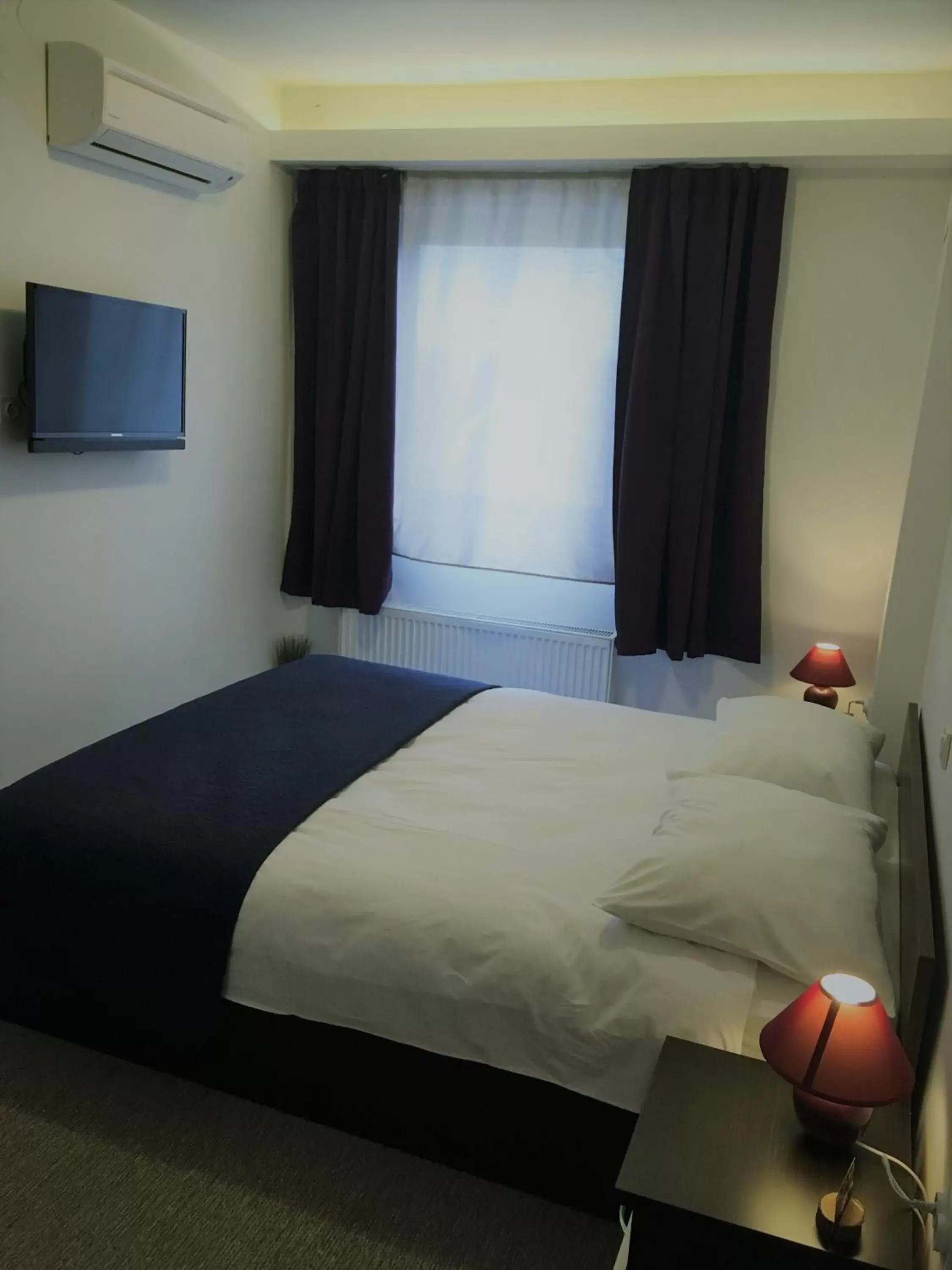 Photo of the whole room, Bed in Hotel London Rooms Zagreb Airport