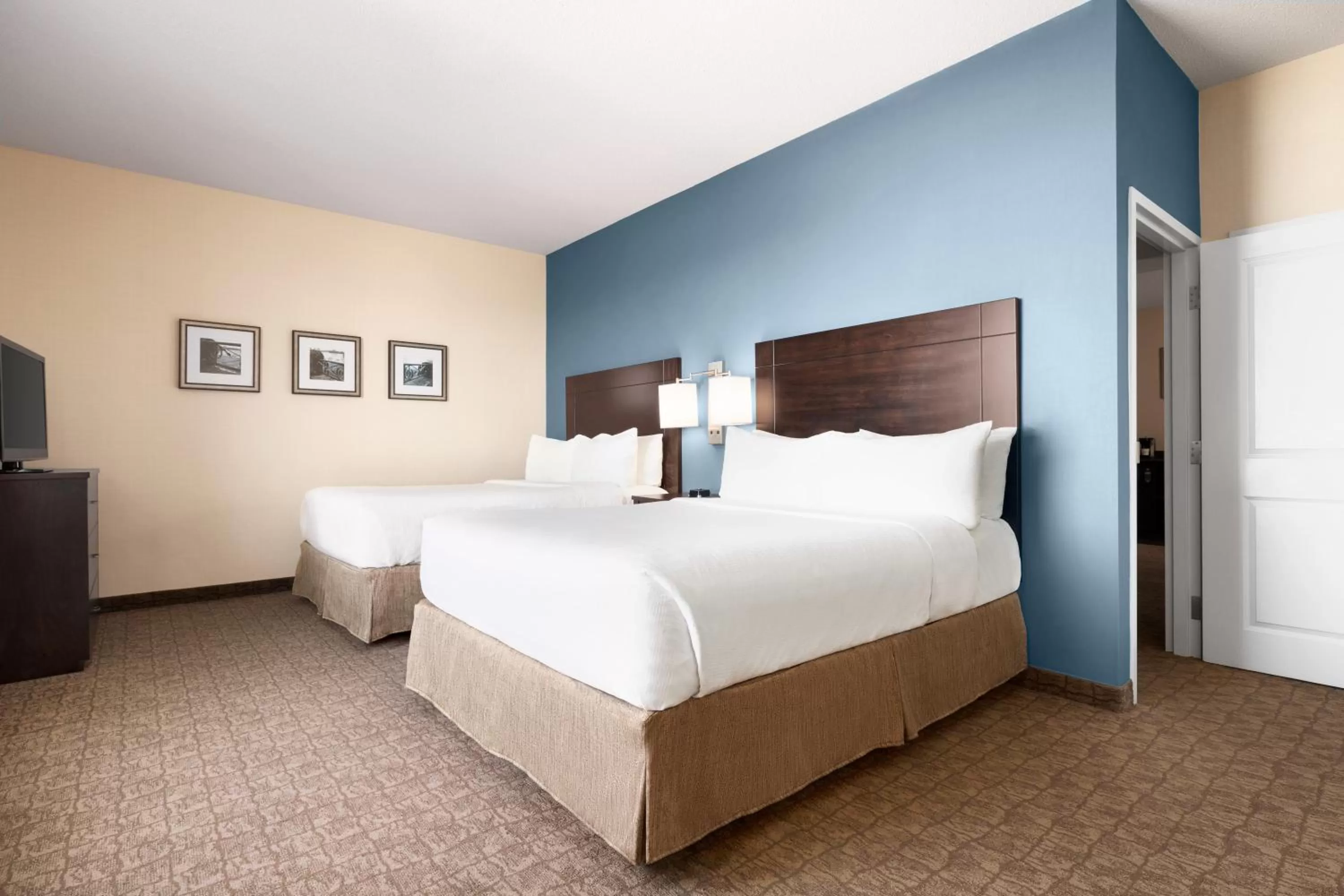 TV and multimedia, Bed in Wyndham Garden Niagara Falls Fallsview