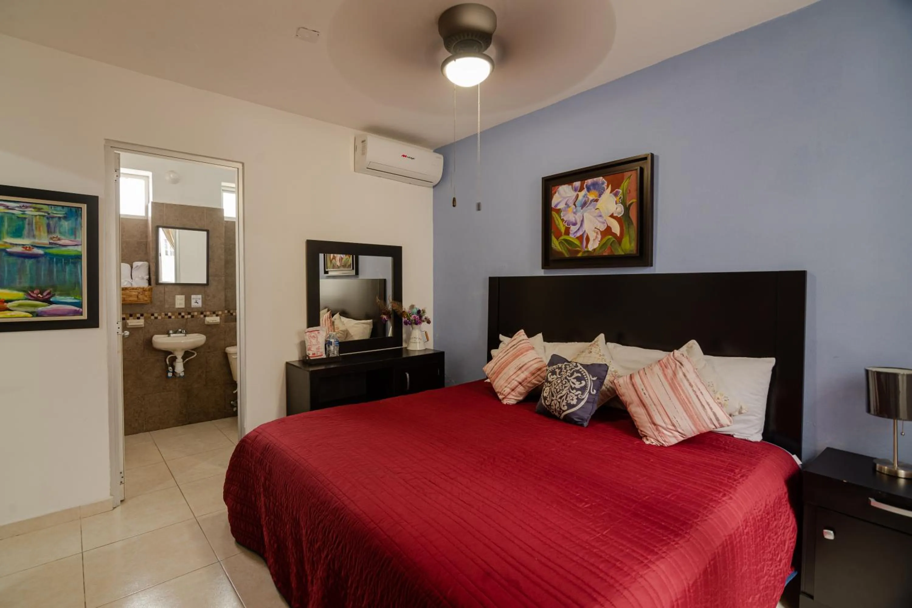 Photo of the whole room, Bed in El Rincon de Los Angeles