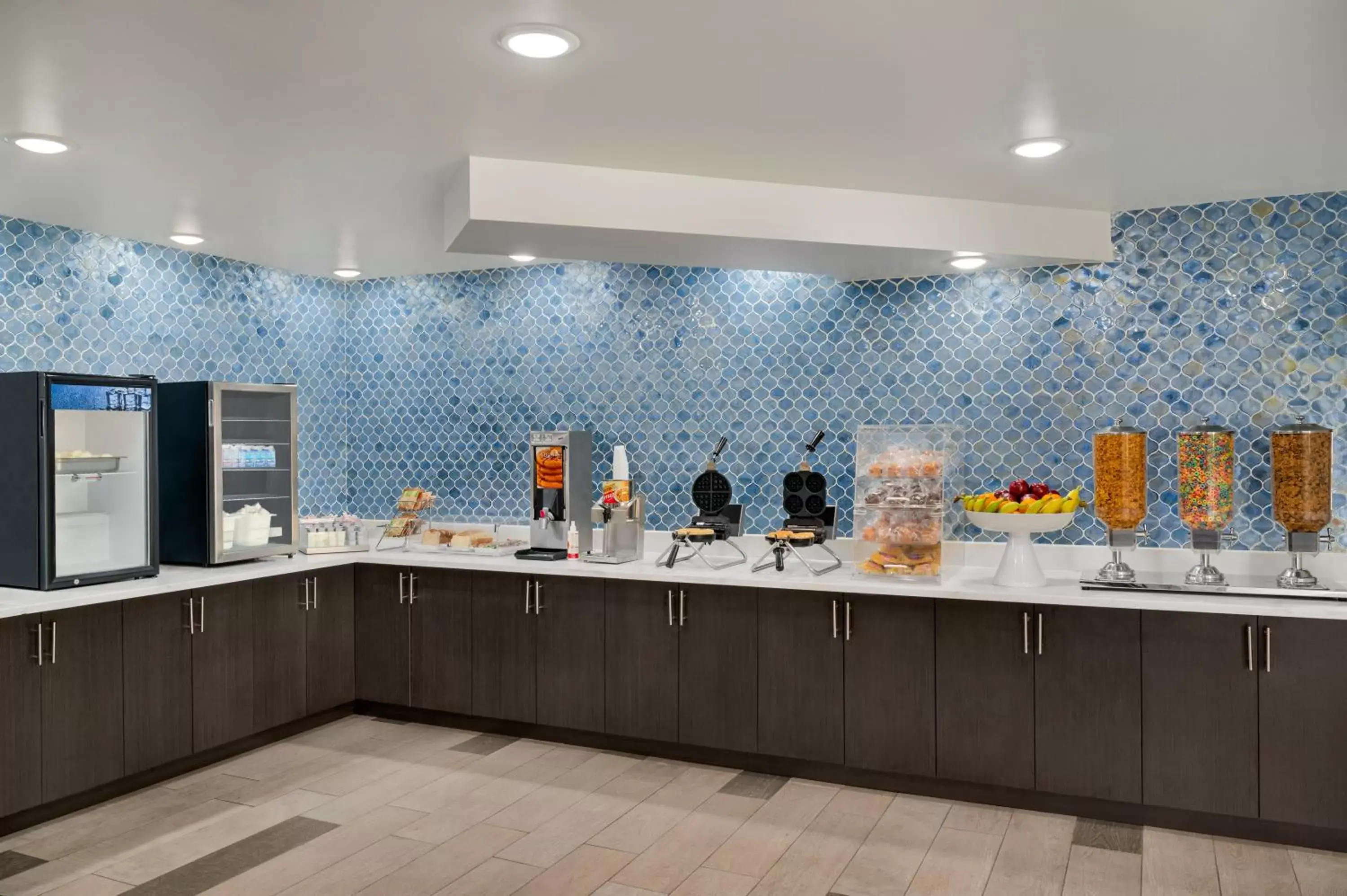 Buffet breakfast, Kitchen/Kitchenette in La Quinta Inn by Wyndham Columbus Airport Area