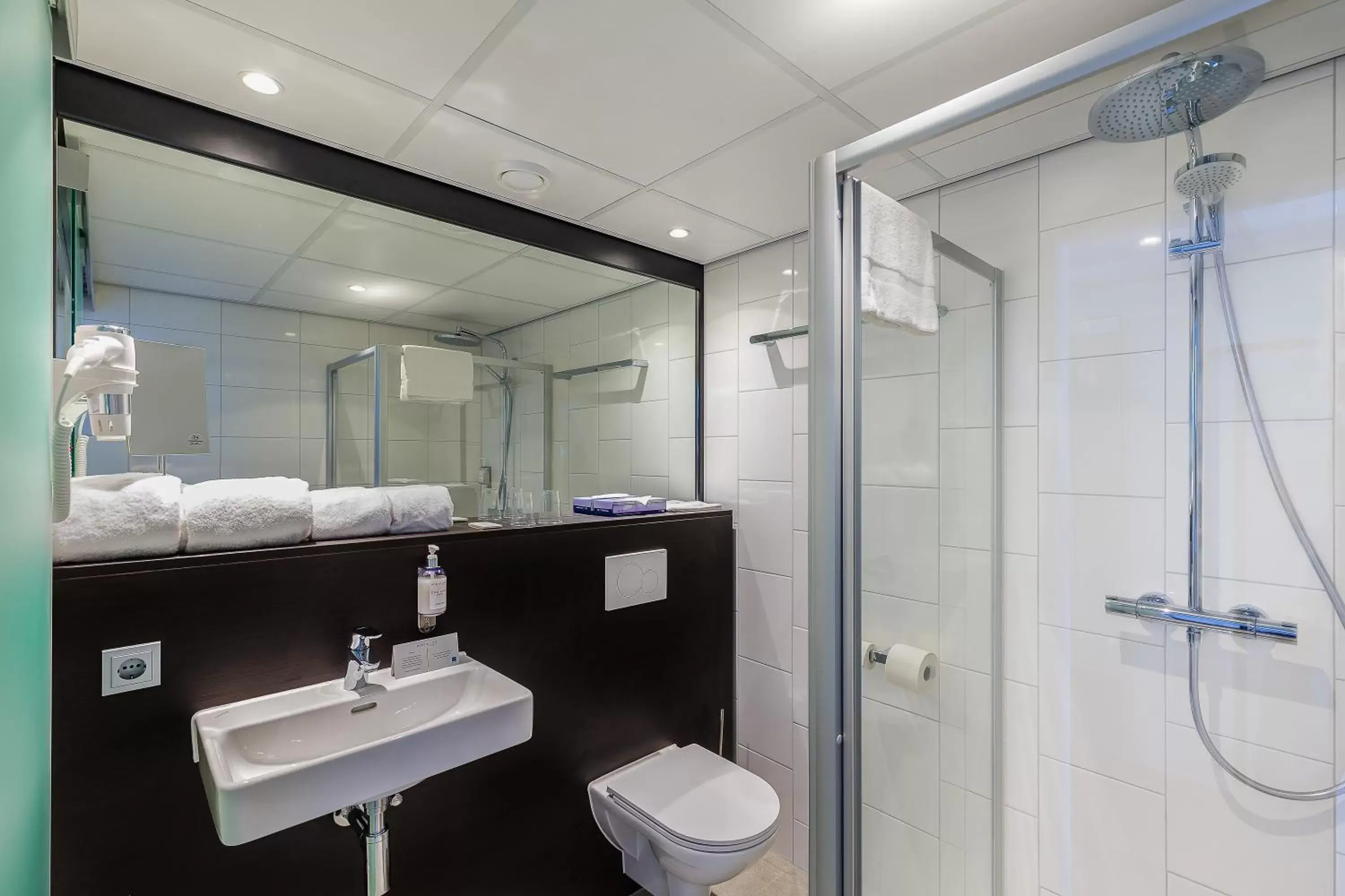 Shower, Bathroom in Postillion Amersfoort Veluwemeer