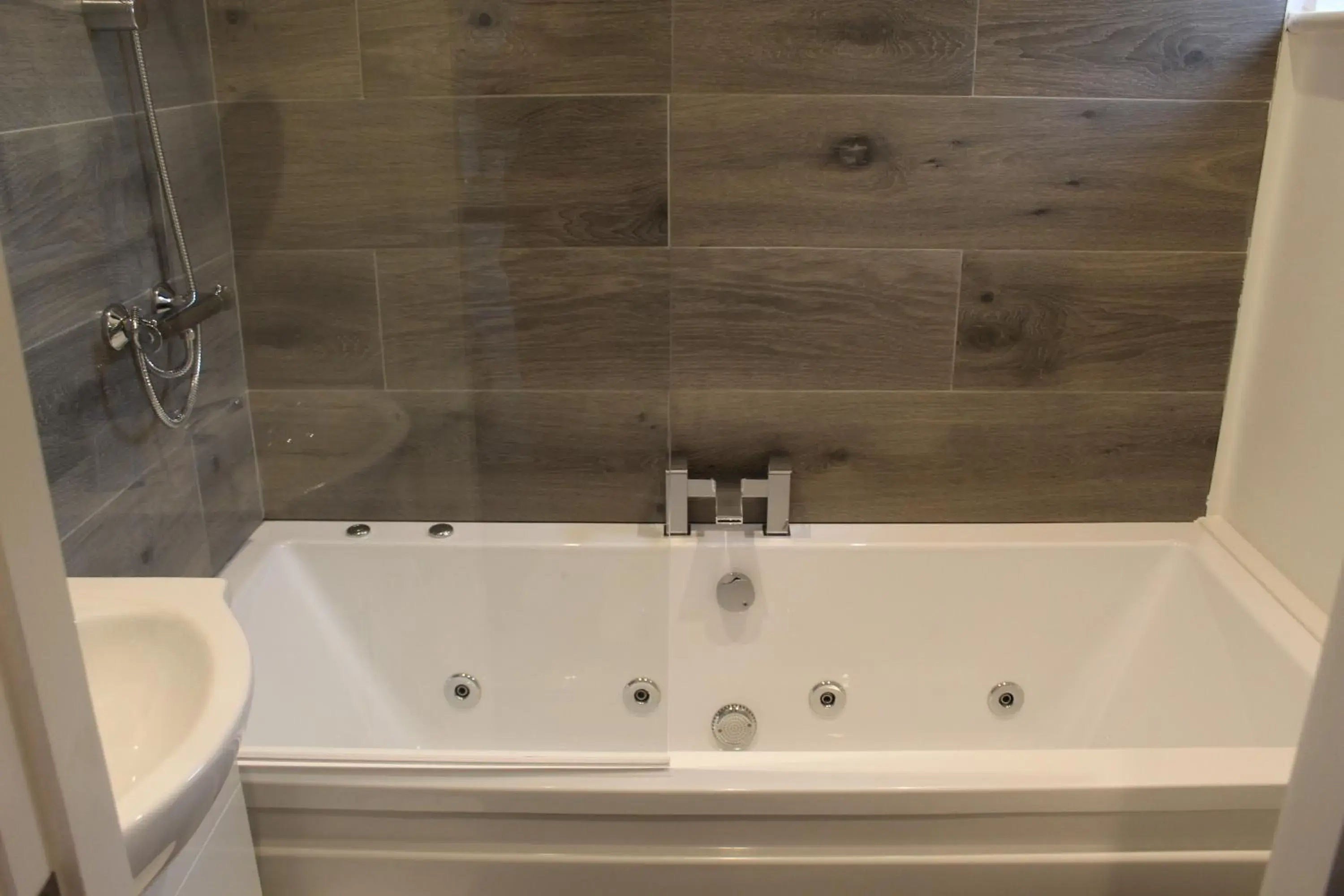 Bathroom in Albert Luxury Hottub and Jacuzzi Apartments