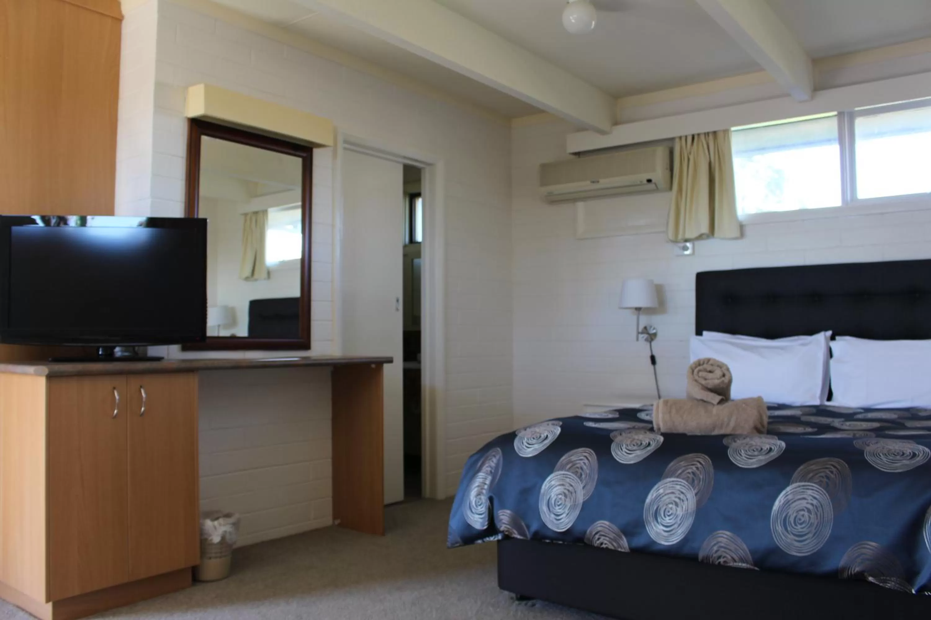 Photo of the whole room, Bed in Cobram Colonial Motor Inn