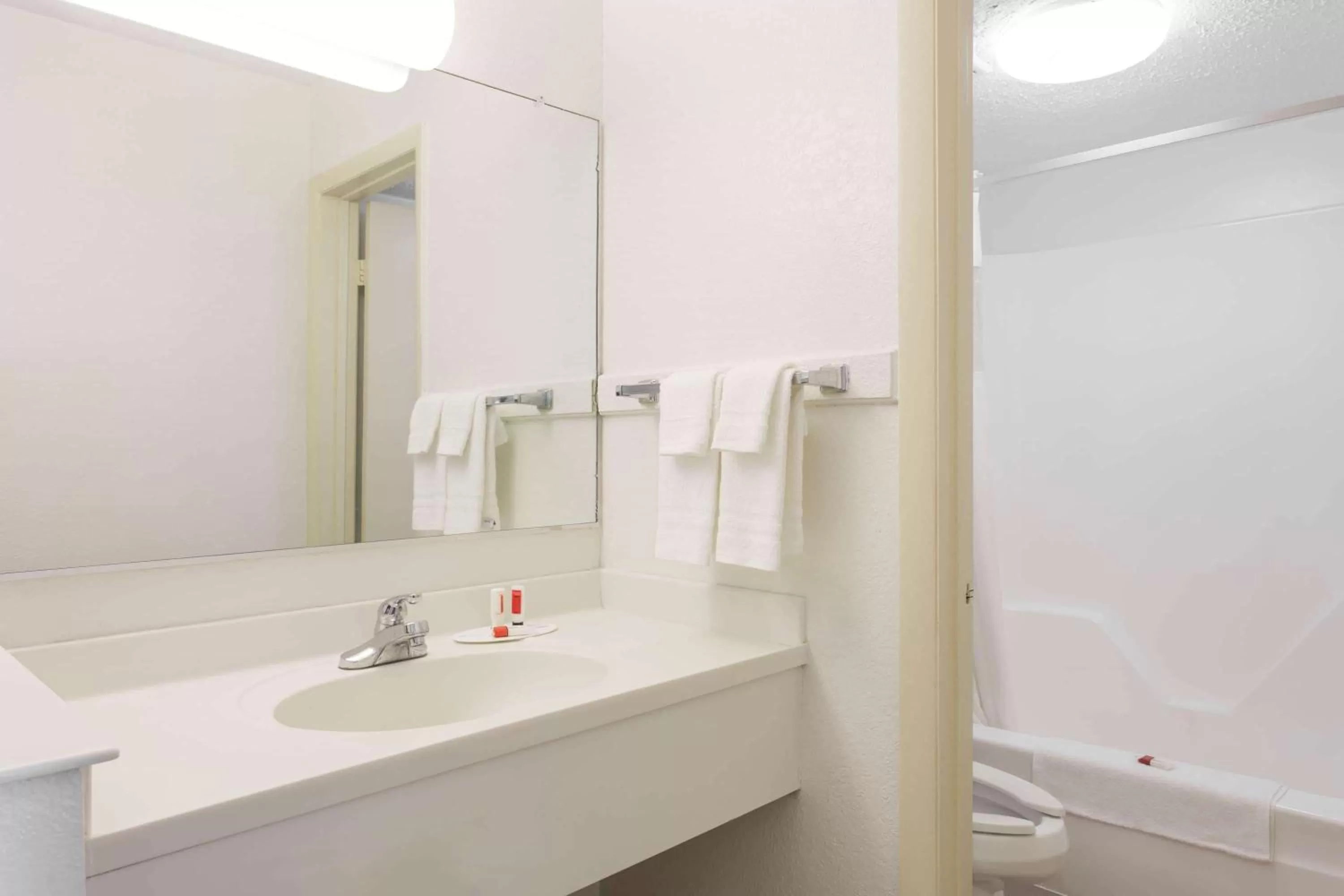 Bathroom in Howard Johnson by Wyndham Virginia Beach