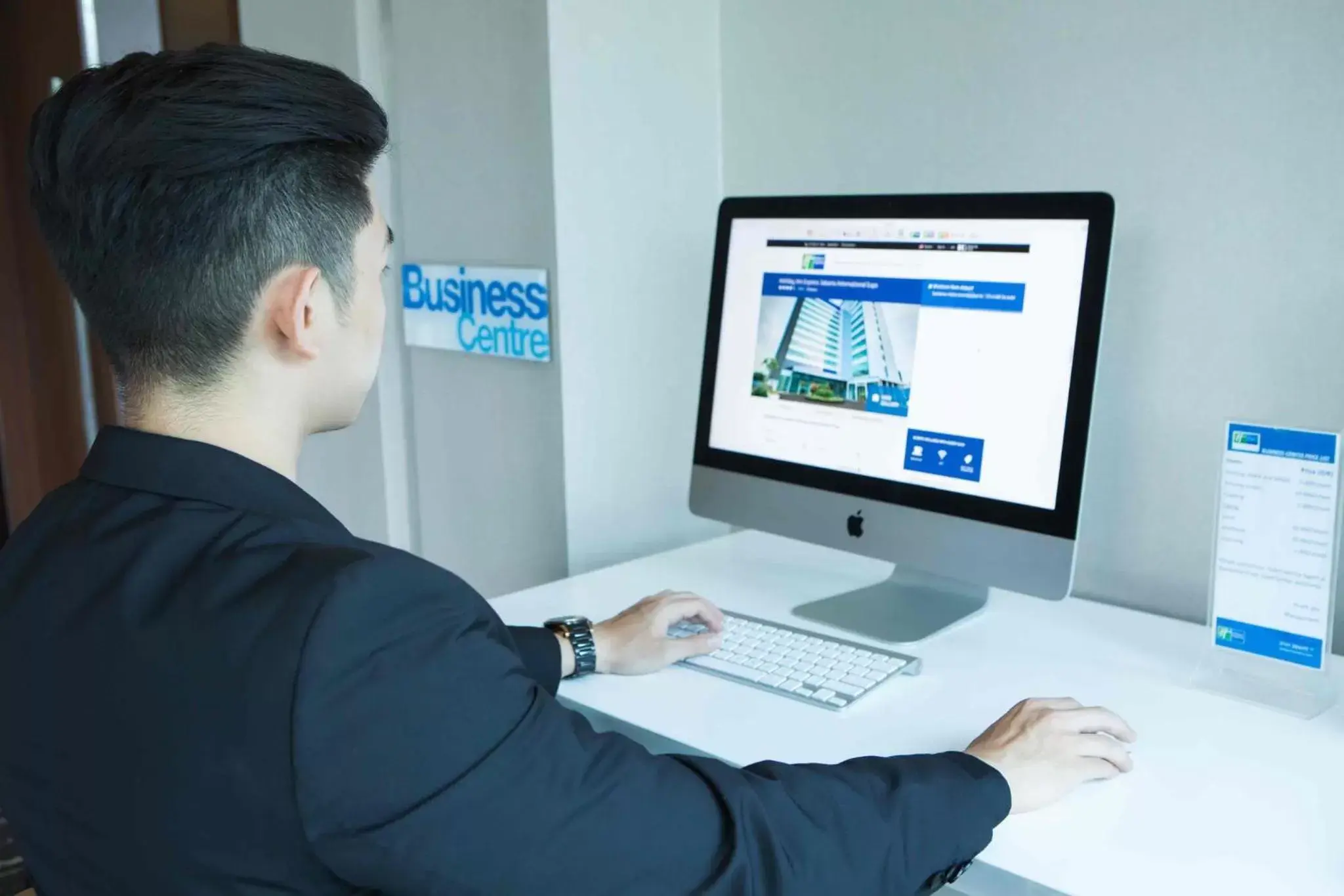 Swimming pool in Holiday Inn Express Jakarta International Expo by IHG Swimming pool in Holiday Inn Express Jakarta International Expo by IHG