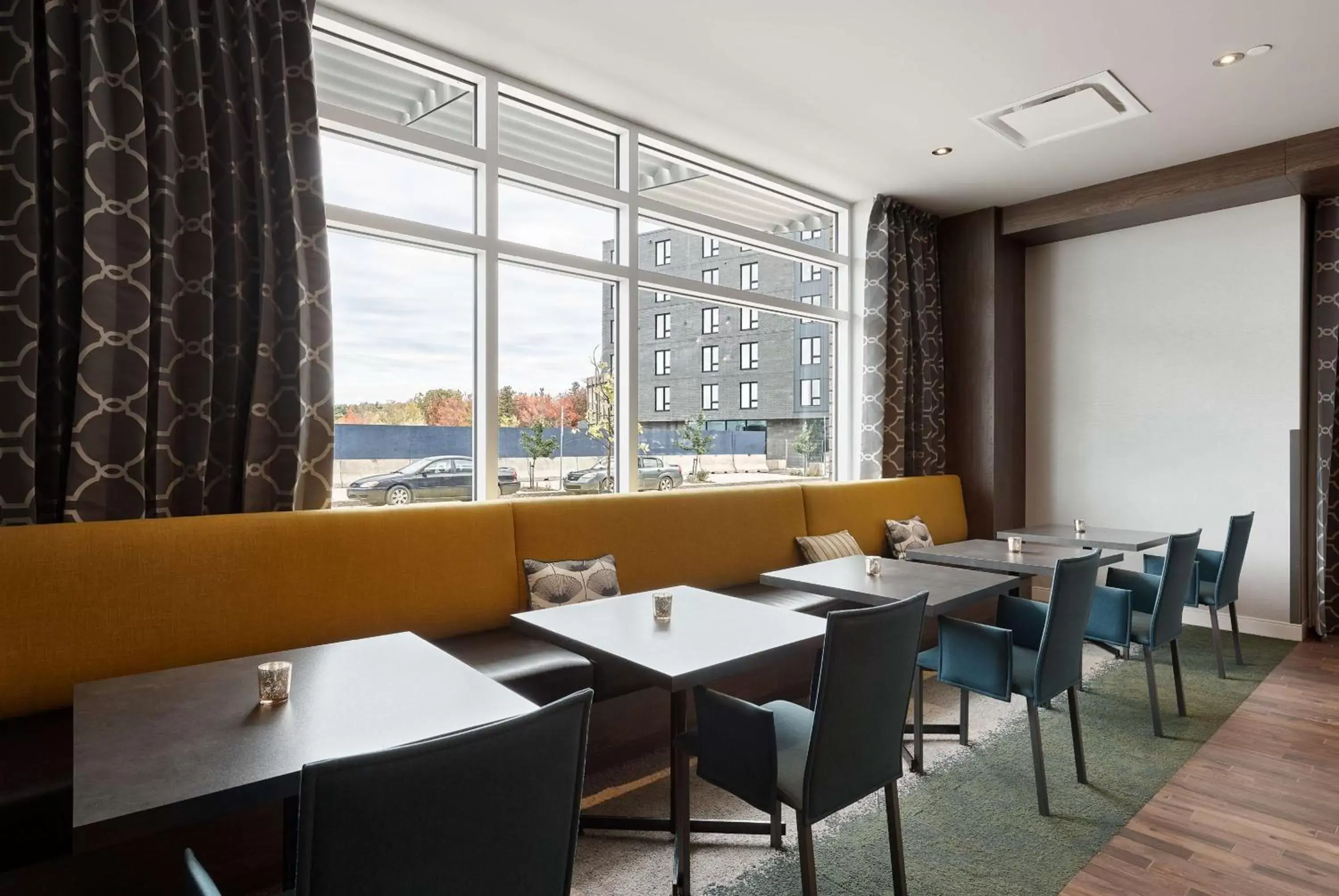 Dining area, Restaurant/Places to Eat in Hampton Inn & Suites By Hilton Quebec City /Saint-Romuald