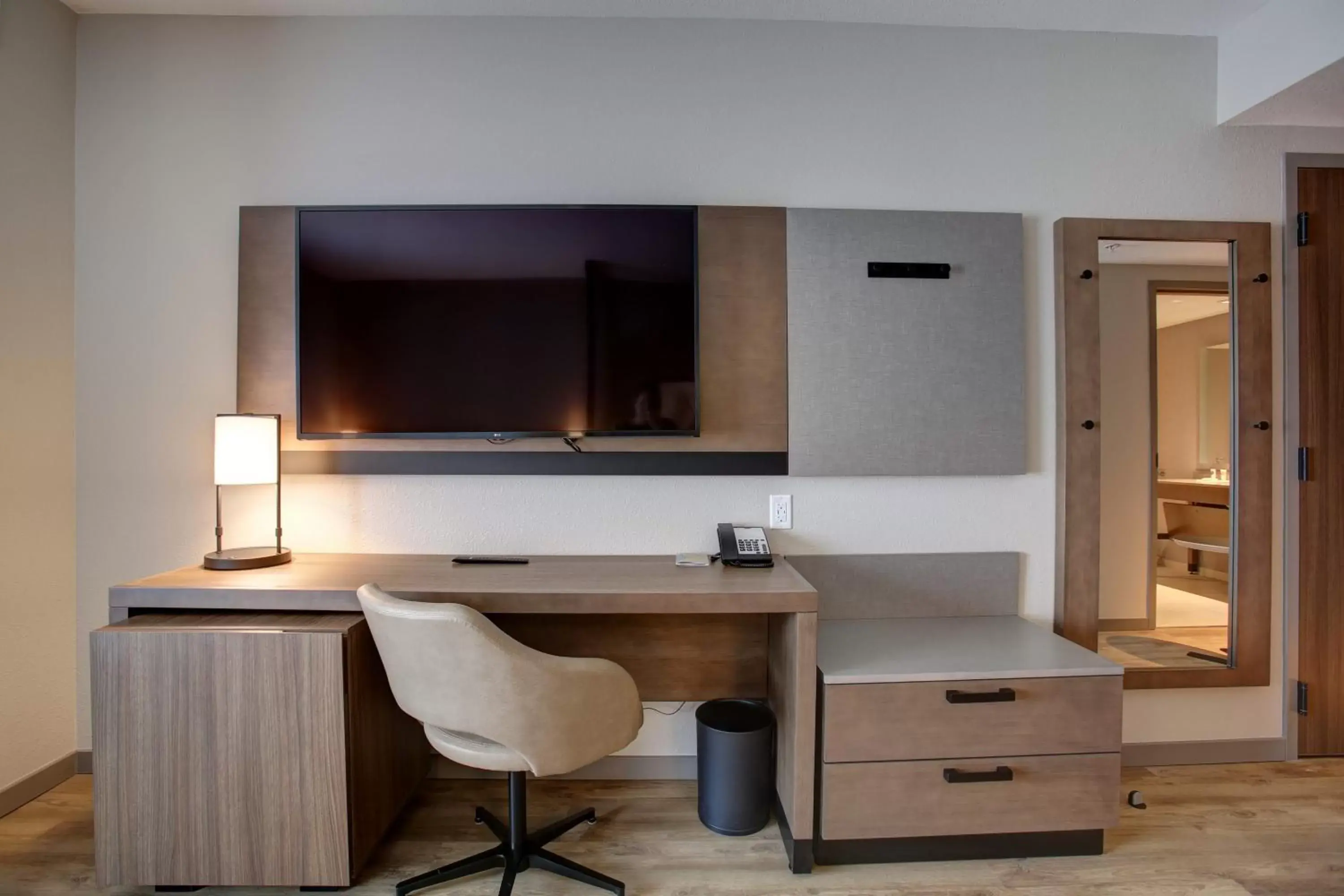 TV and multimedia, TV/Entertainment Center in Hyatt Place at Wichita State University