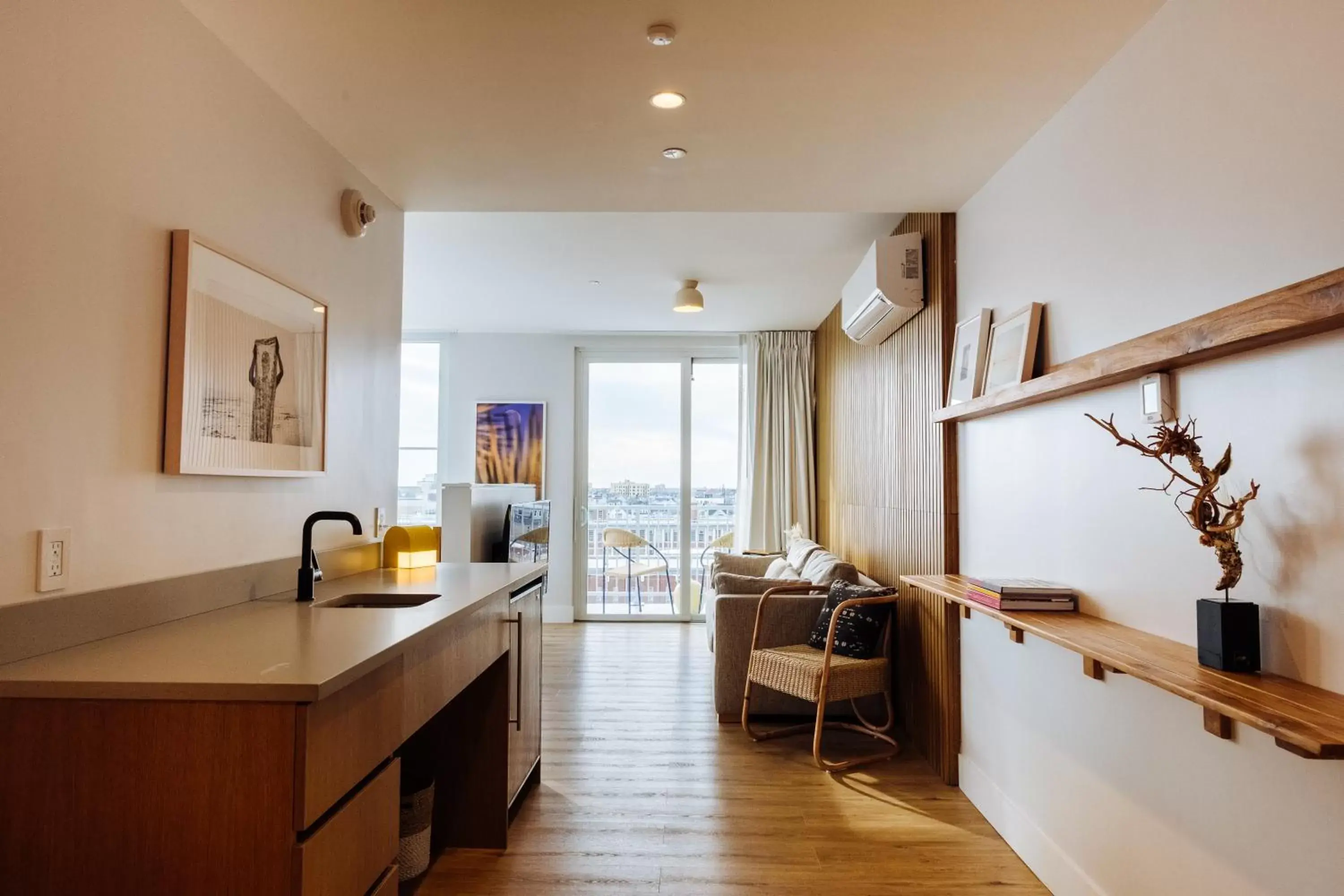 Seating area, Kitchen/Kitchenette in The Rockaway Hotel