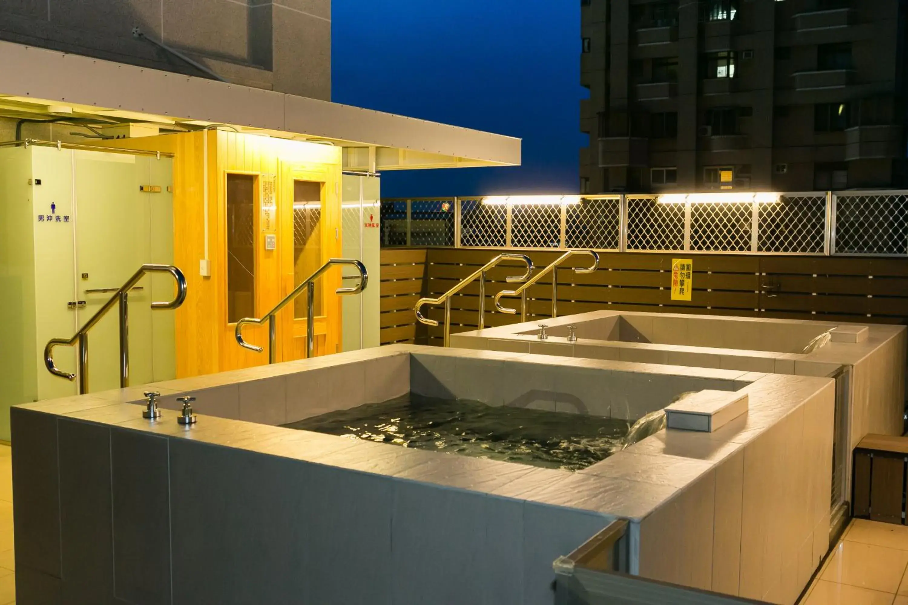 Open Air Bath, Kitchen/Kitchenette in Royal Gold Hotel