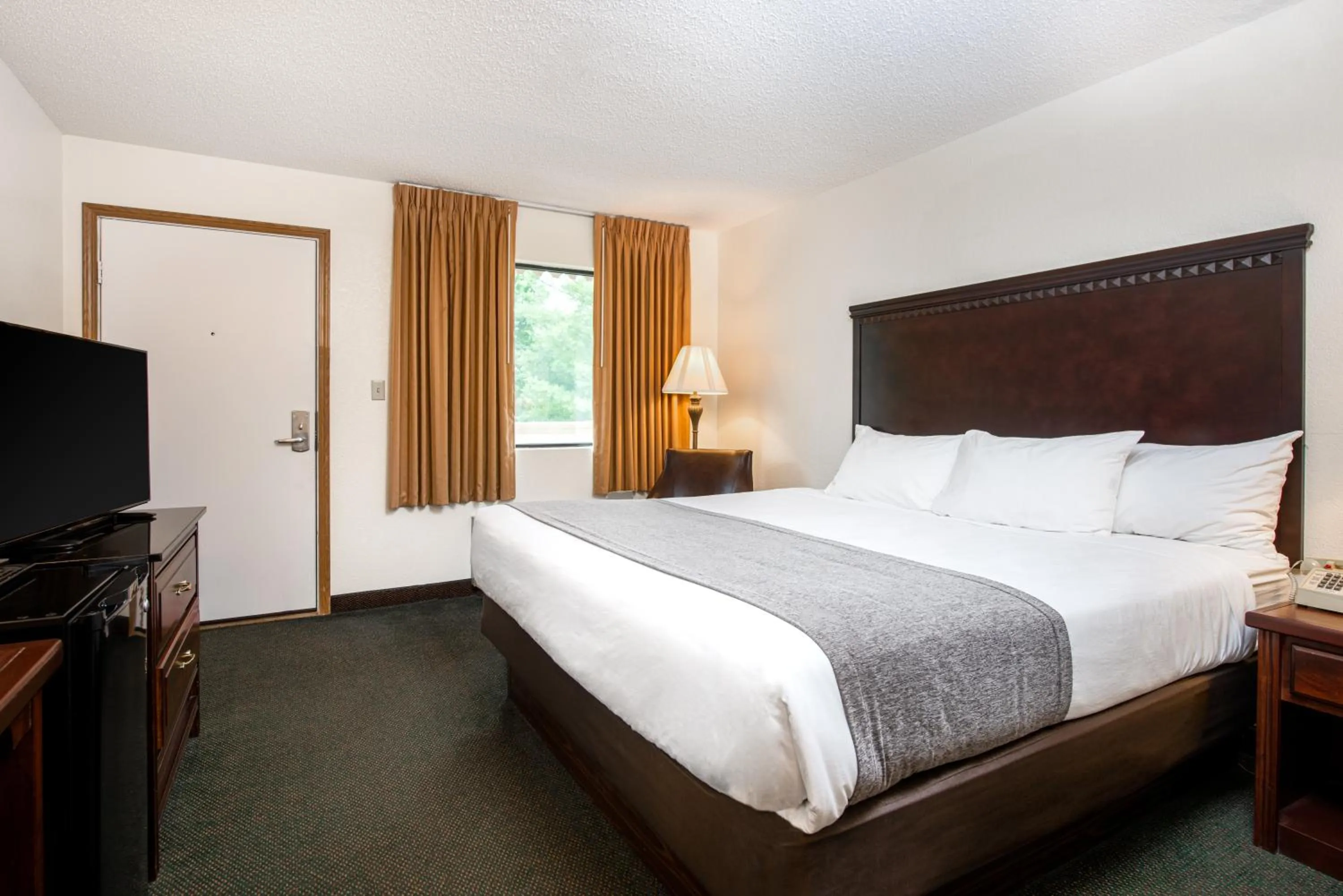 Bedroom, Bed in Brookwood Inn Branson