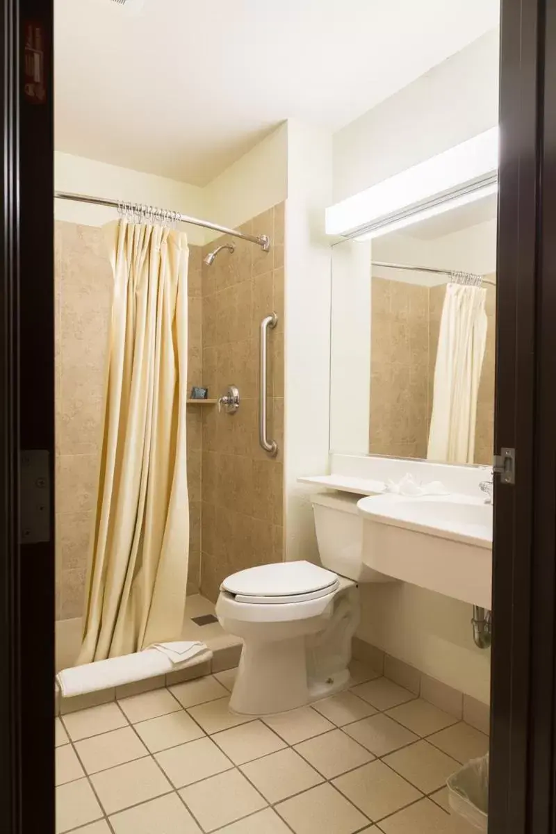 Bathroom in Microtel Inn and Suites by Wyndham Ciudad Juarez, US Consulate