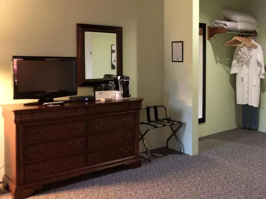 Bedroom, TV/Entertainment Center in The Inn at Stone Mill