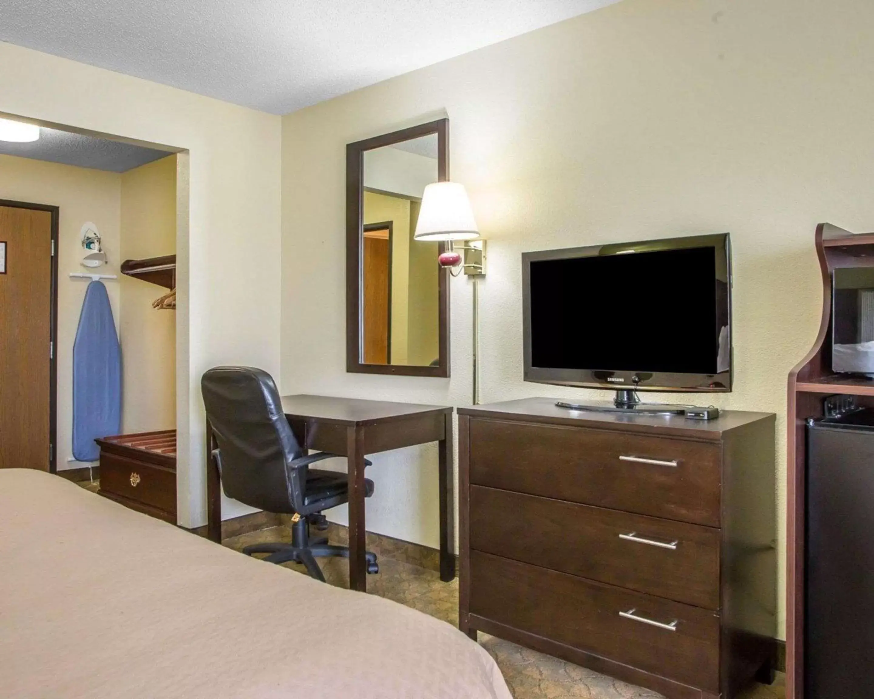 Photo of the whole room, TV/Entertainment Center in Quality Inn Merrillville