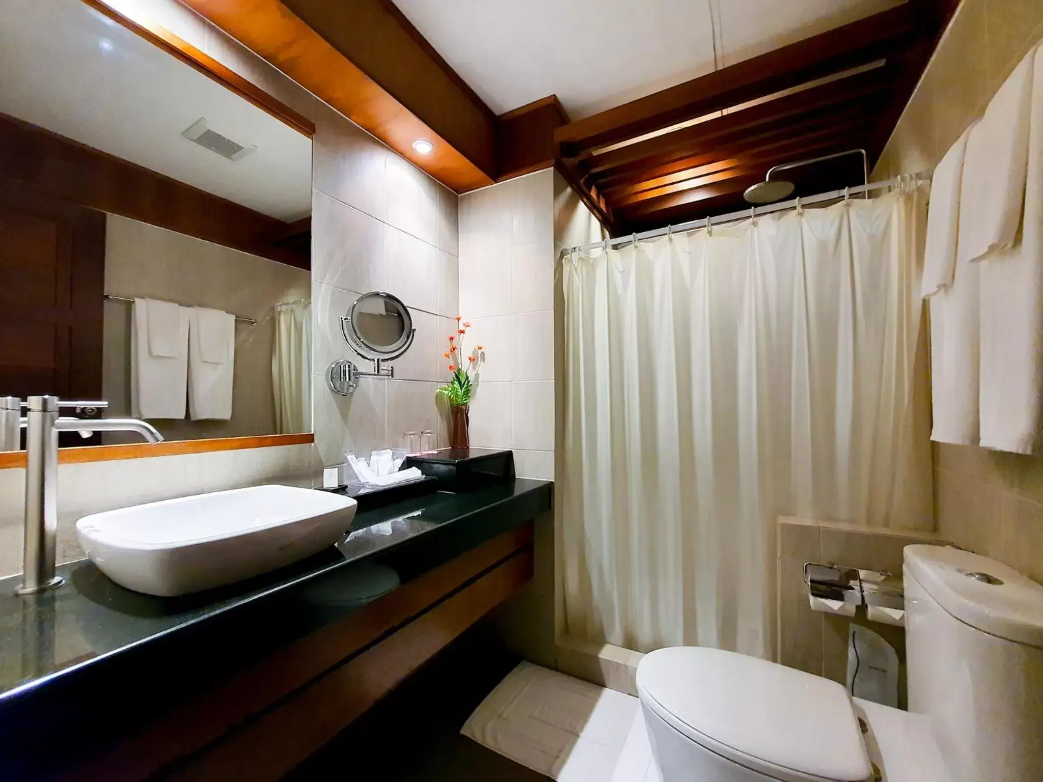 Bathroom in Tohsang Heritage Ubon Ratchathani Hotel