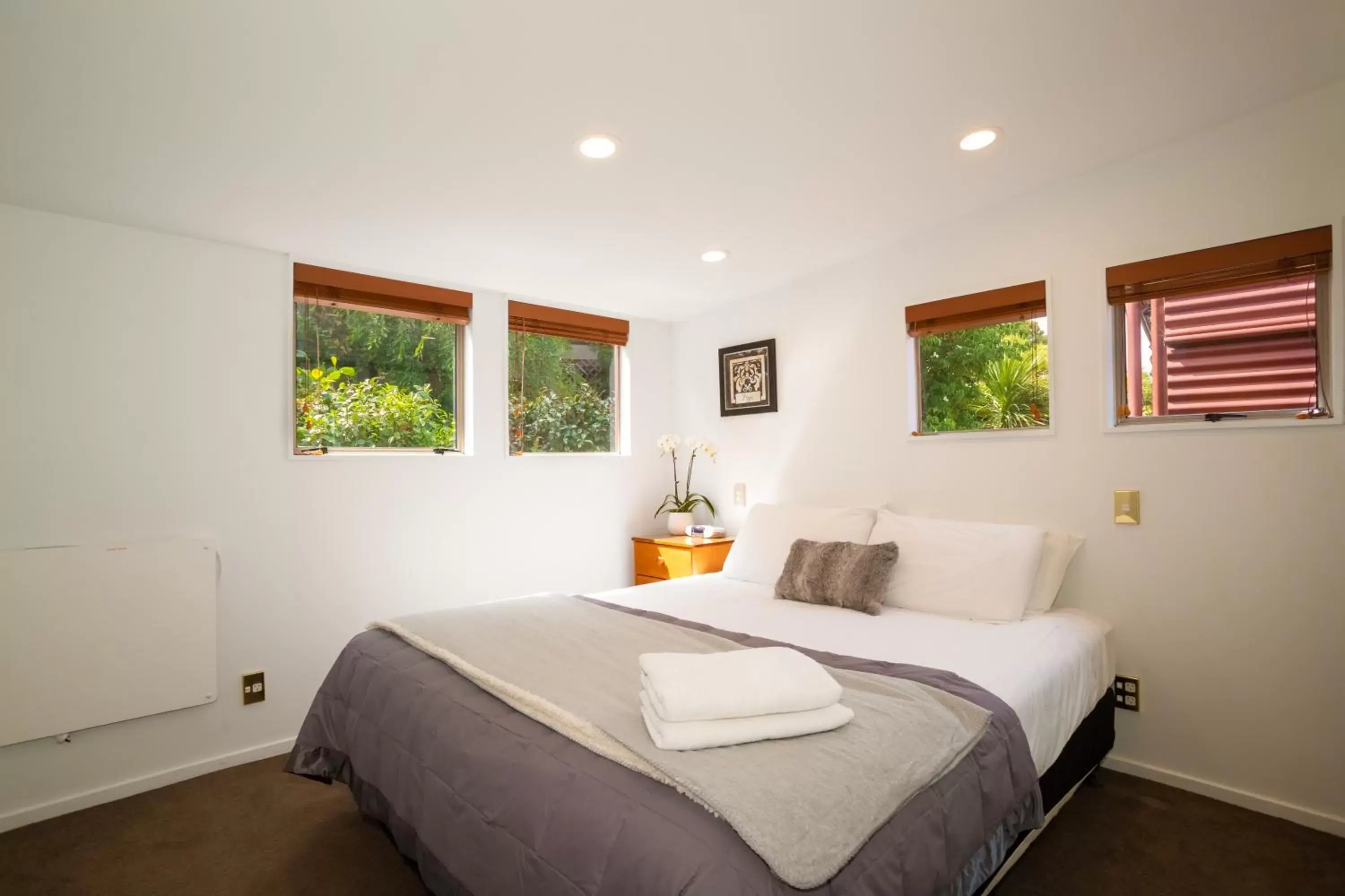 Bedroom, Bed in Cranbury Court Apartments