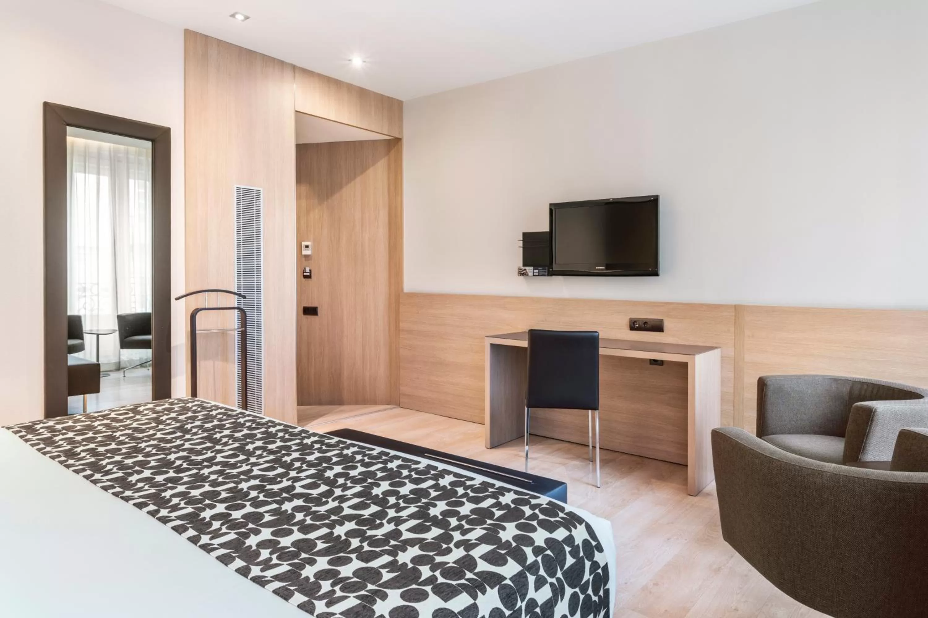 Photo of the whole room, Bed in Catalonia Plaza Mayor