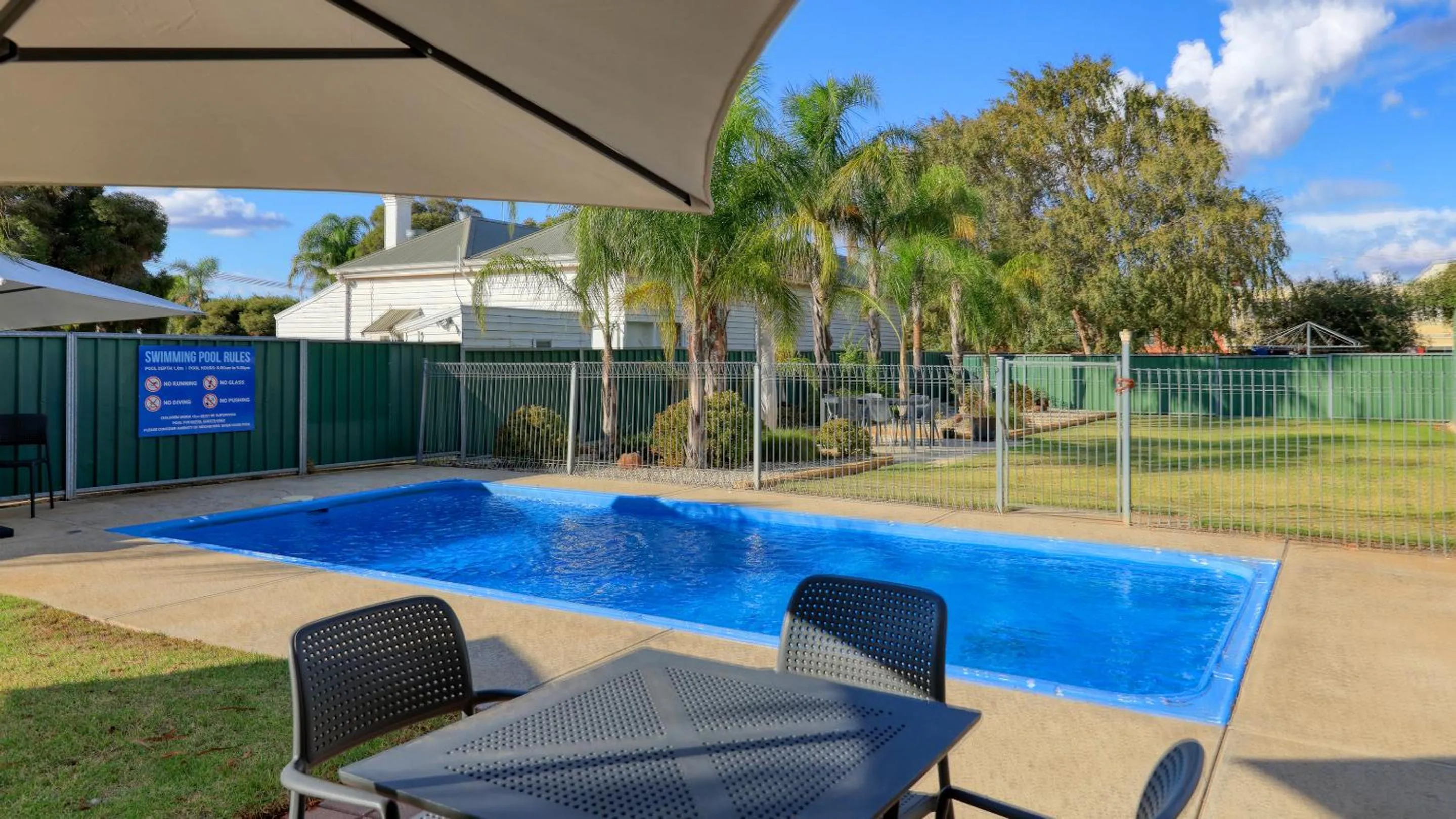 Swimming pool in Quality Inn Swan Hill
