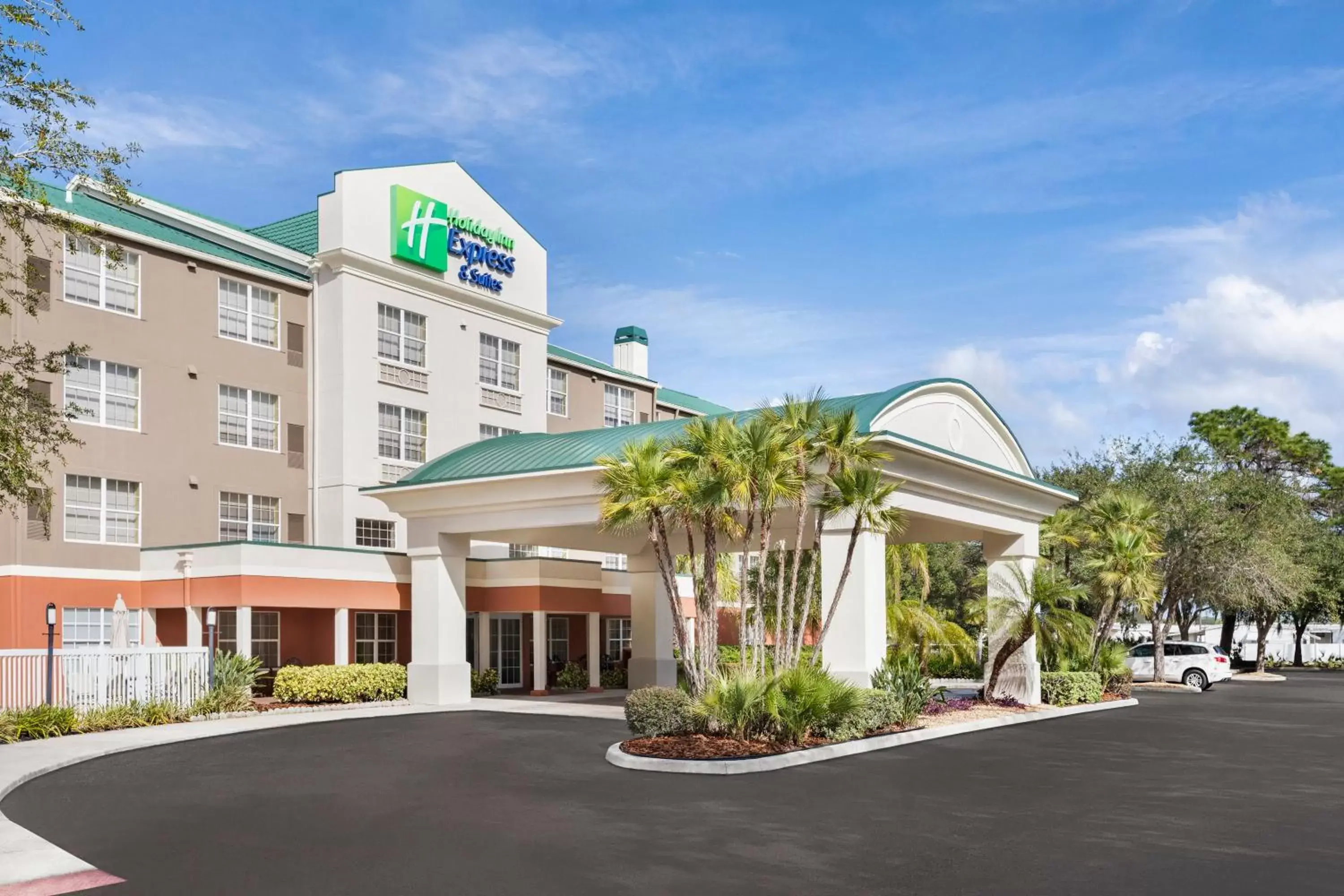Property building in Holiday Inn Express & Suites Sarasota East by IHG Property building in Holiday Inn Express & Suites Sarasota East by IHG