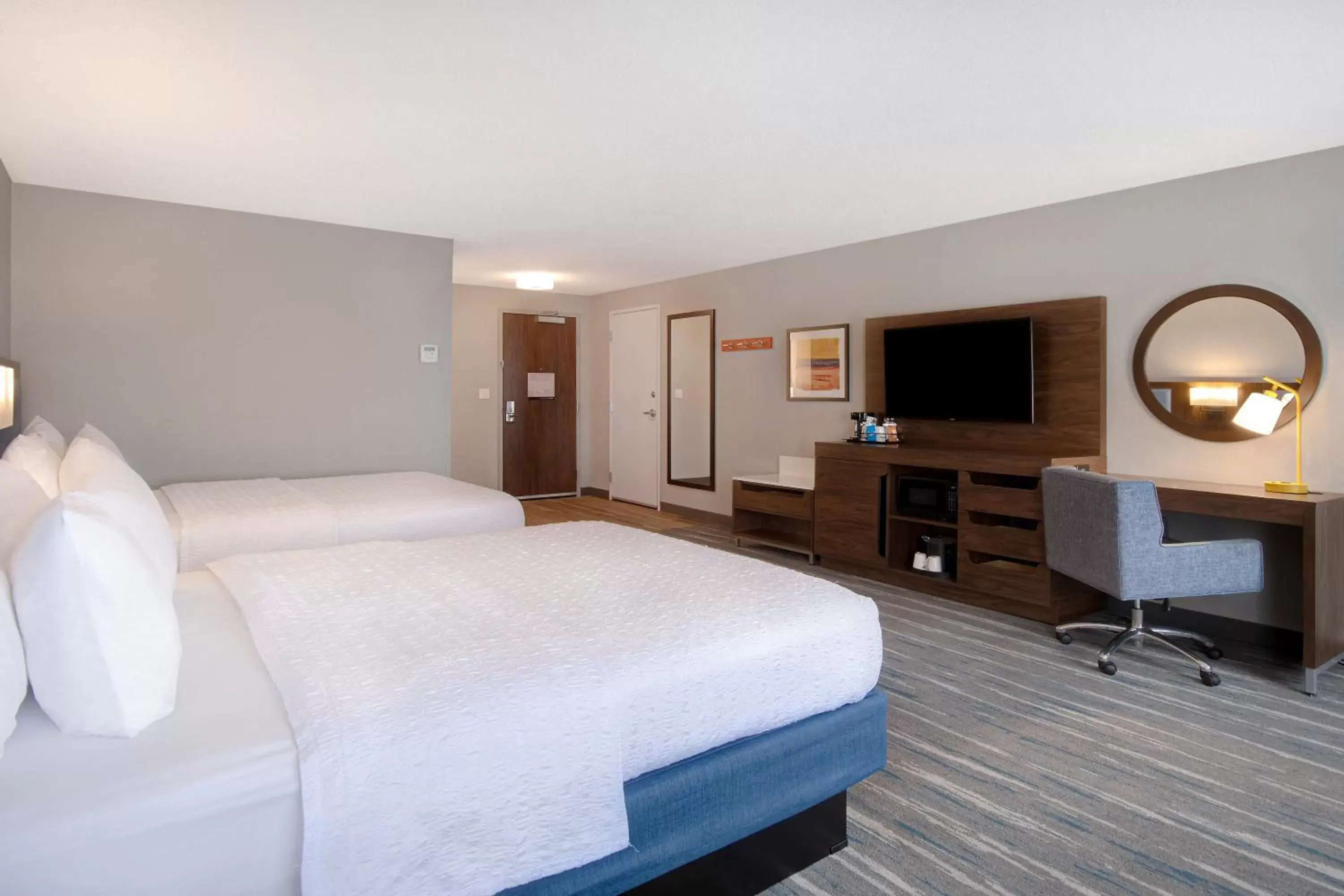 Bed in Hampton Inn & Suites Dayton-Vandalia