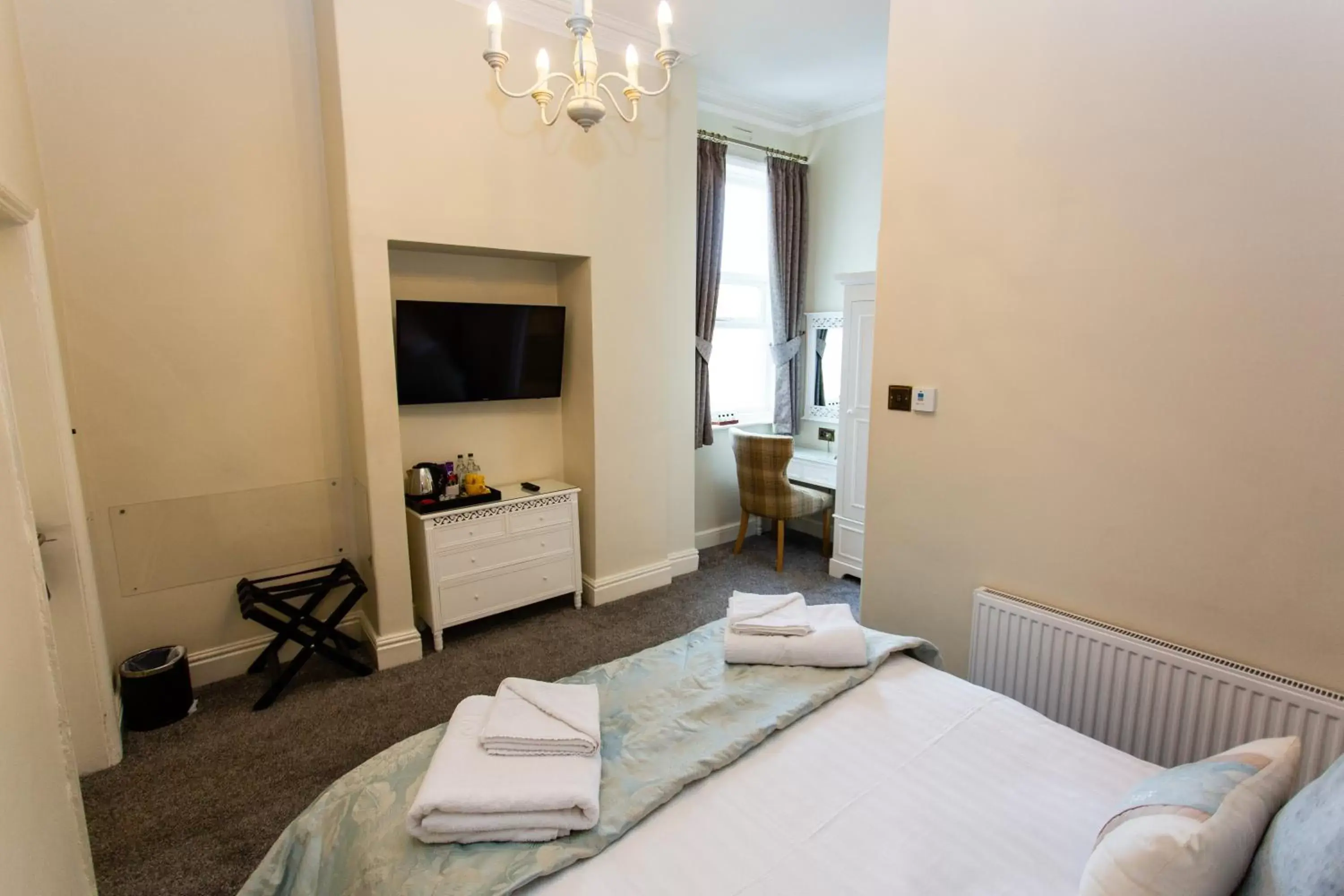 TV and multimedia, Bed in The Queens Hotel TV and multimedia, Bed in The Queens Hotel