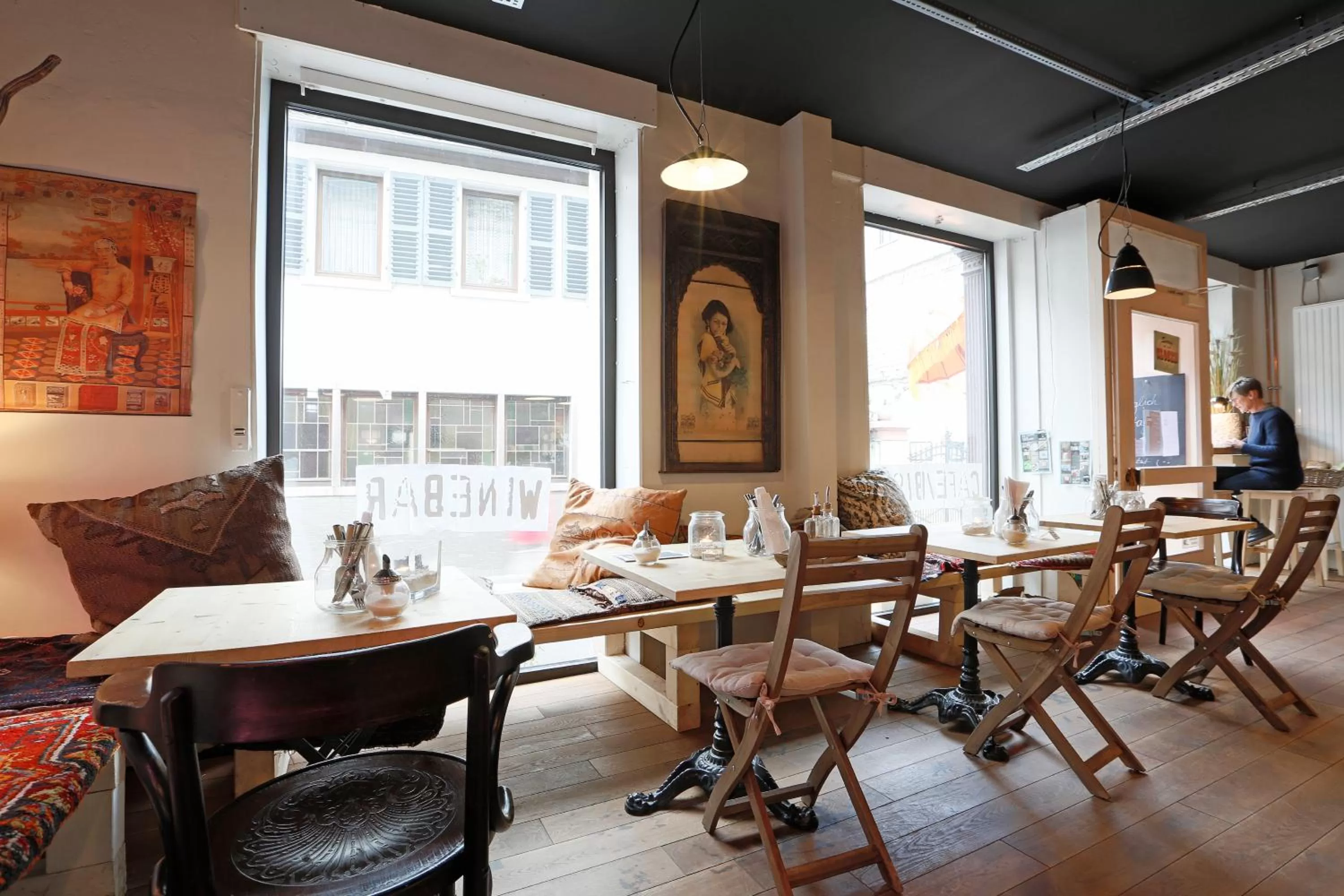 Restaurant/places to eat in Liegen;schaft Guesthouse