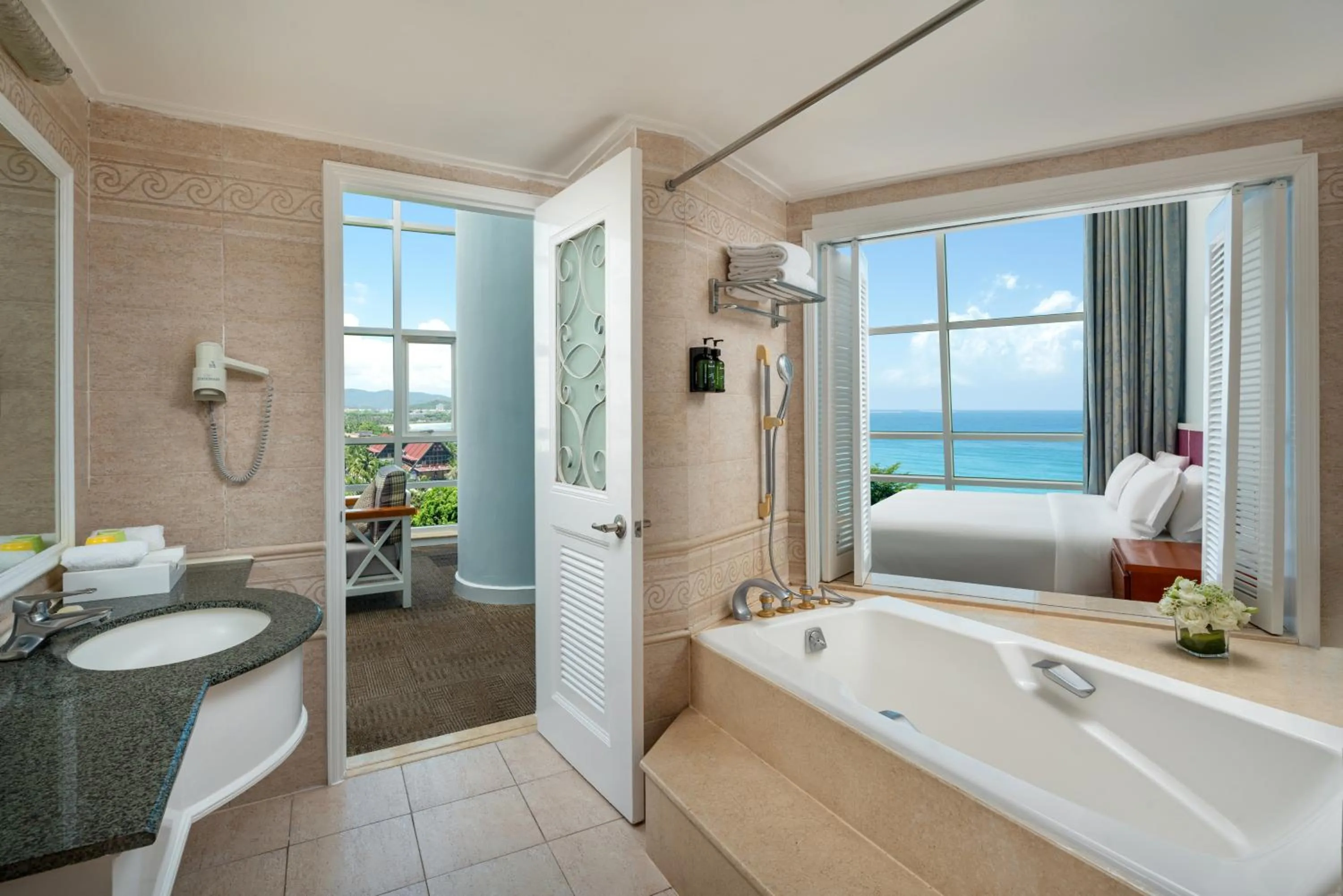 Bed, Bathroom in Sunshine Resort Intime Sanya