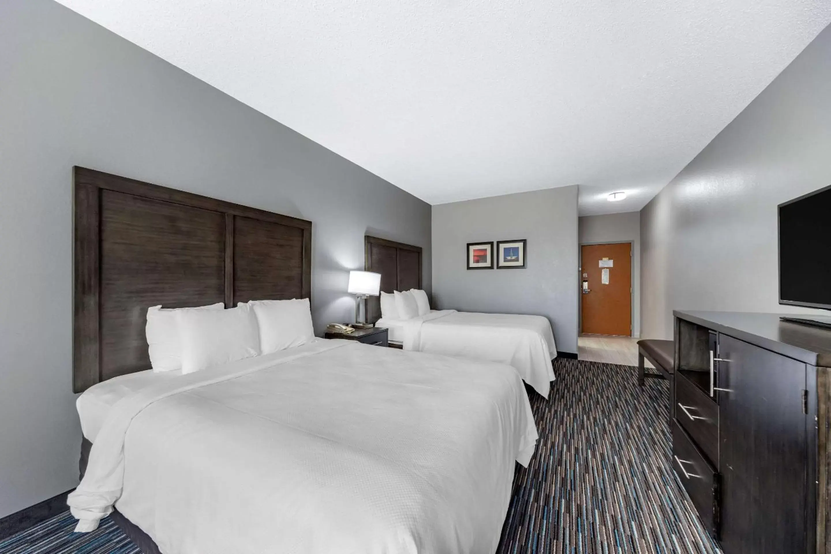 Photo of the whole room, Bed in Comfort Inn and Suites Quail Springs