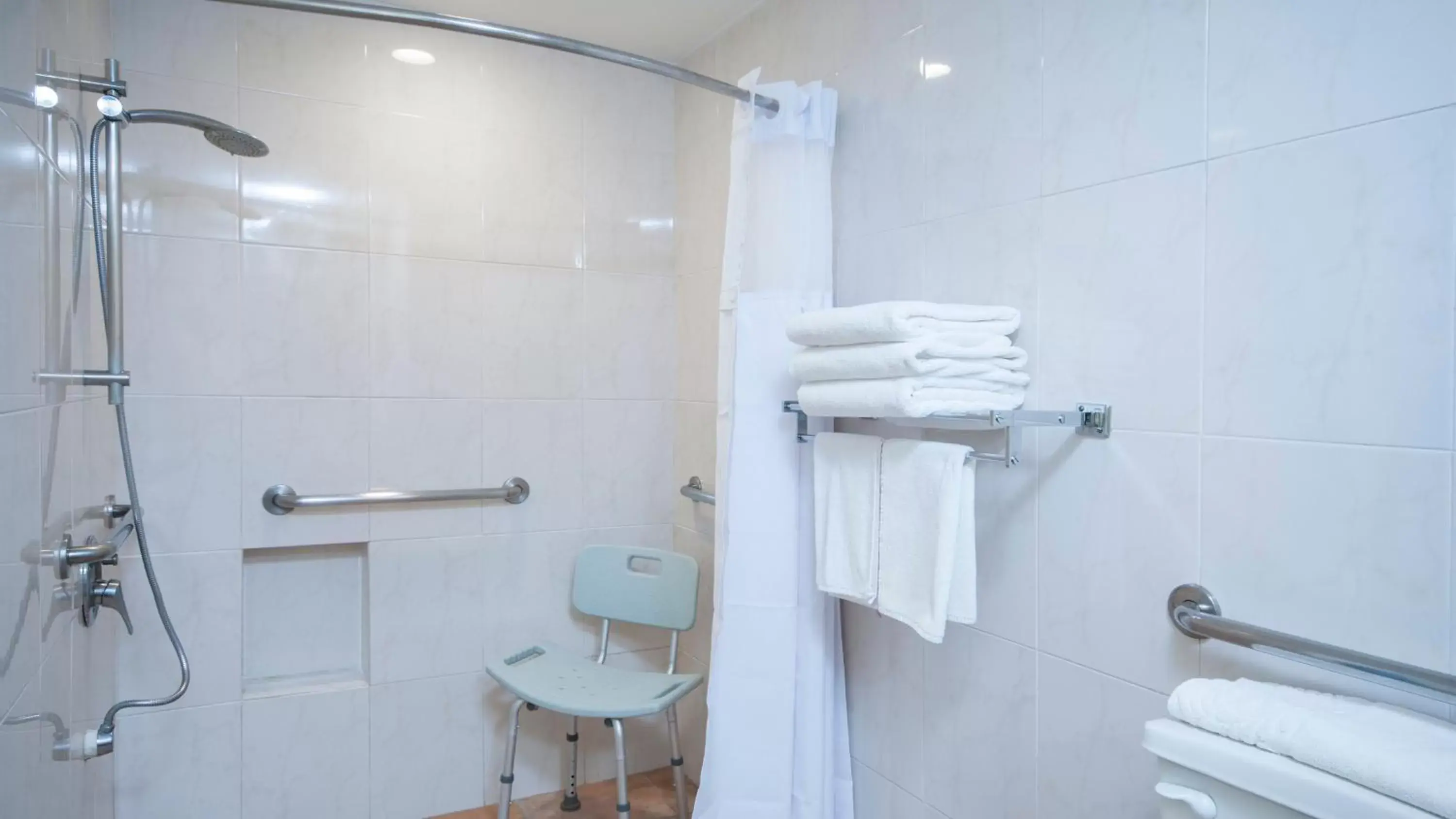 Photo of the whole room, Bathroom in Holiday Inn Ciudad Del Carmen, an IHG Hotel