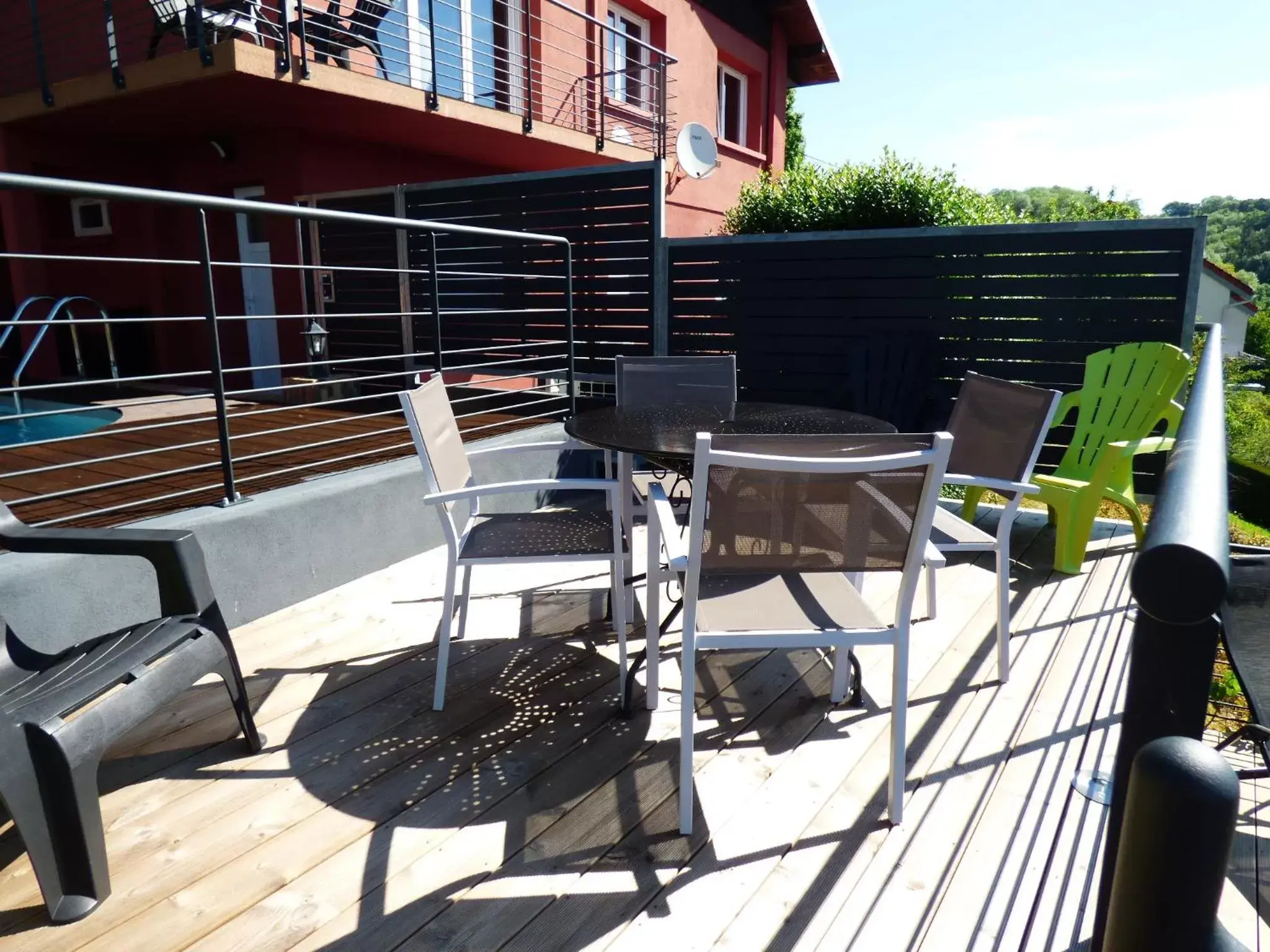 Property building, Balcony/Terrace in La Colline aux Yeux Doubs