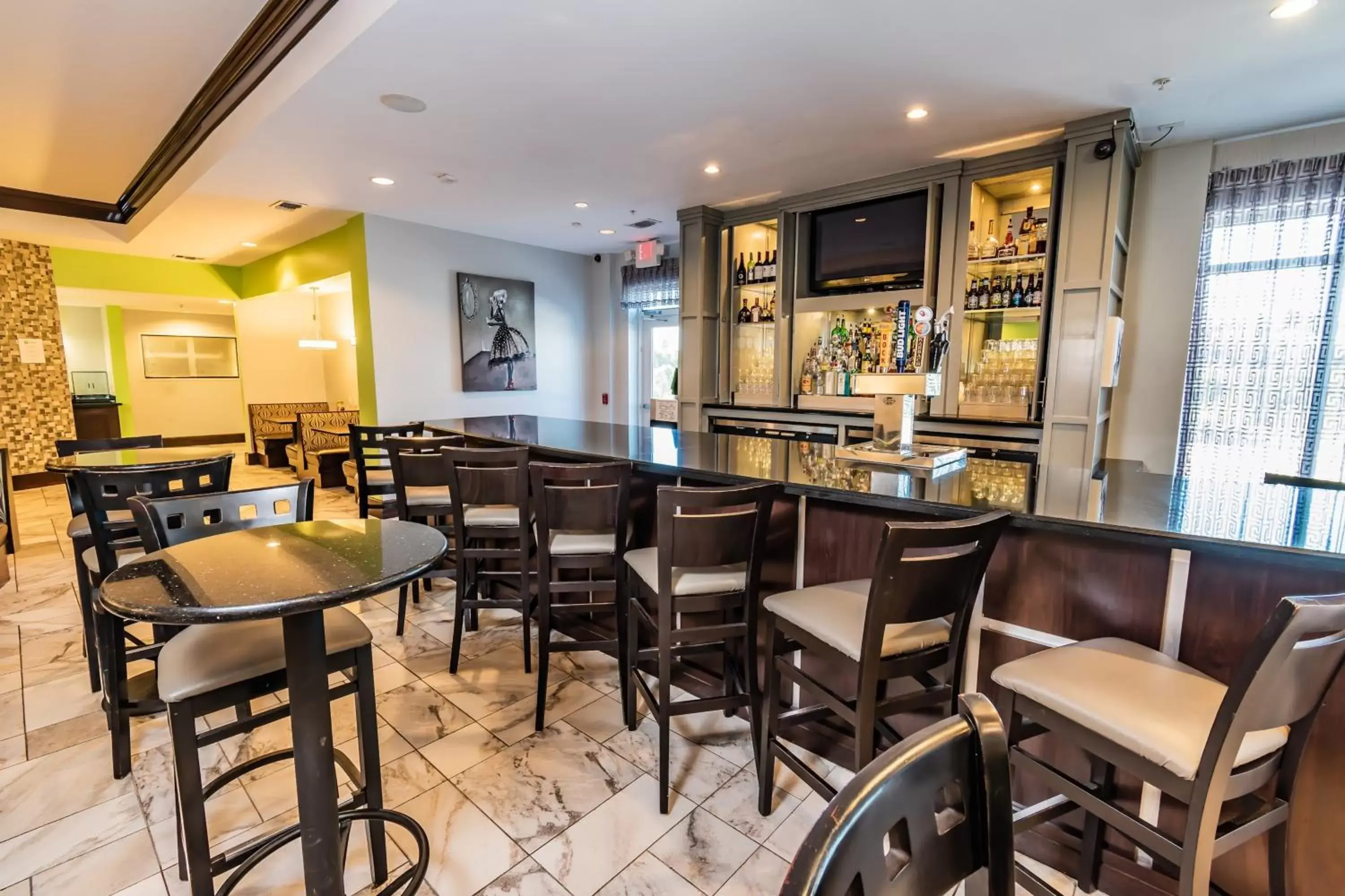 Lounge or bar in Holiday Inn Houston-Webster by IHG Lounge or bar in Holiday Inn Houston-Webster by IHG